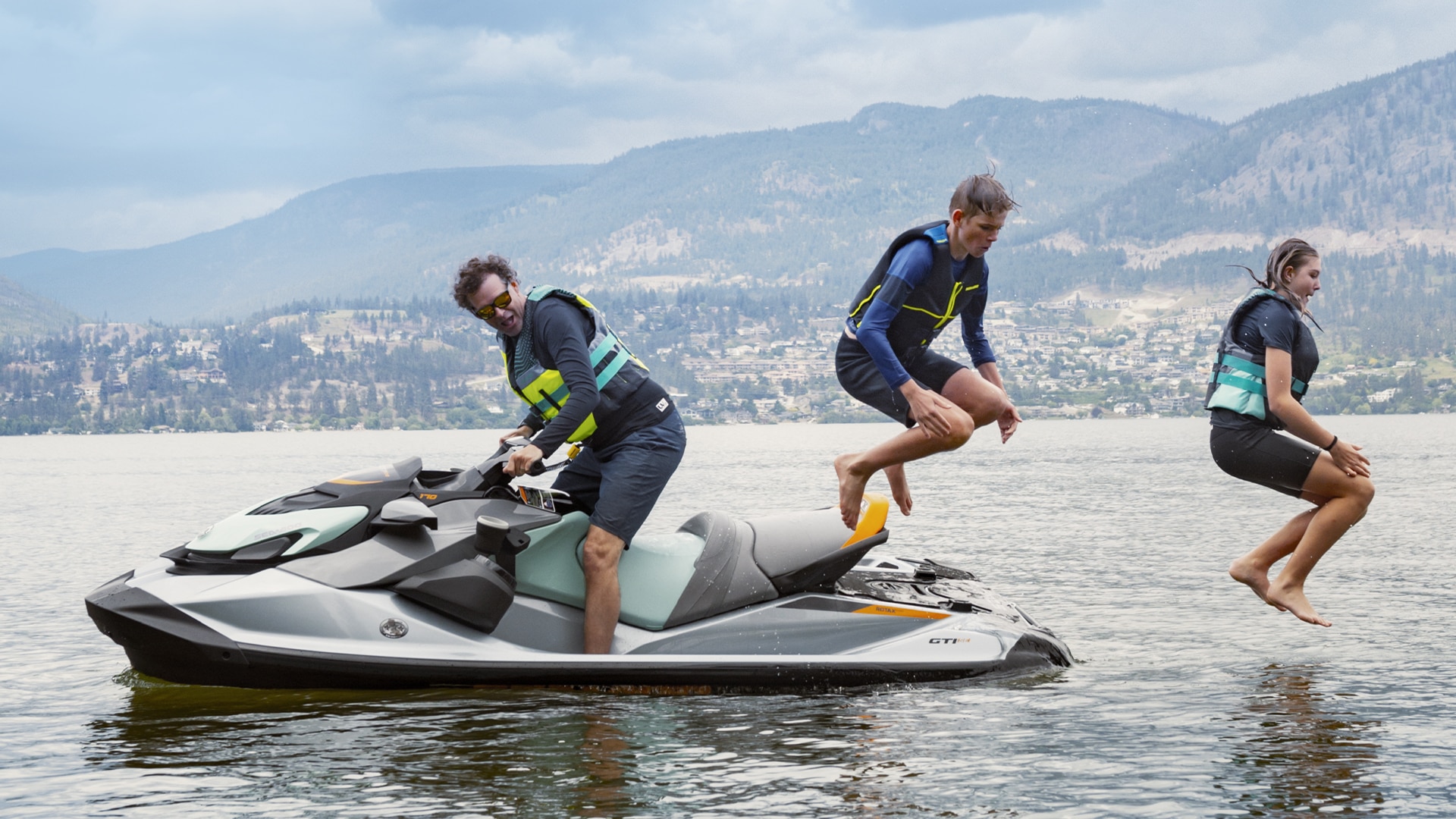 Jazdci zoskakujú do vody zo skútra Sea-Doo 