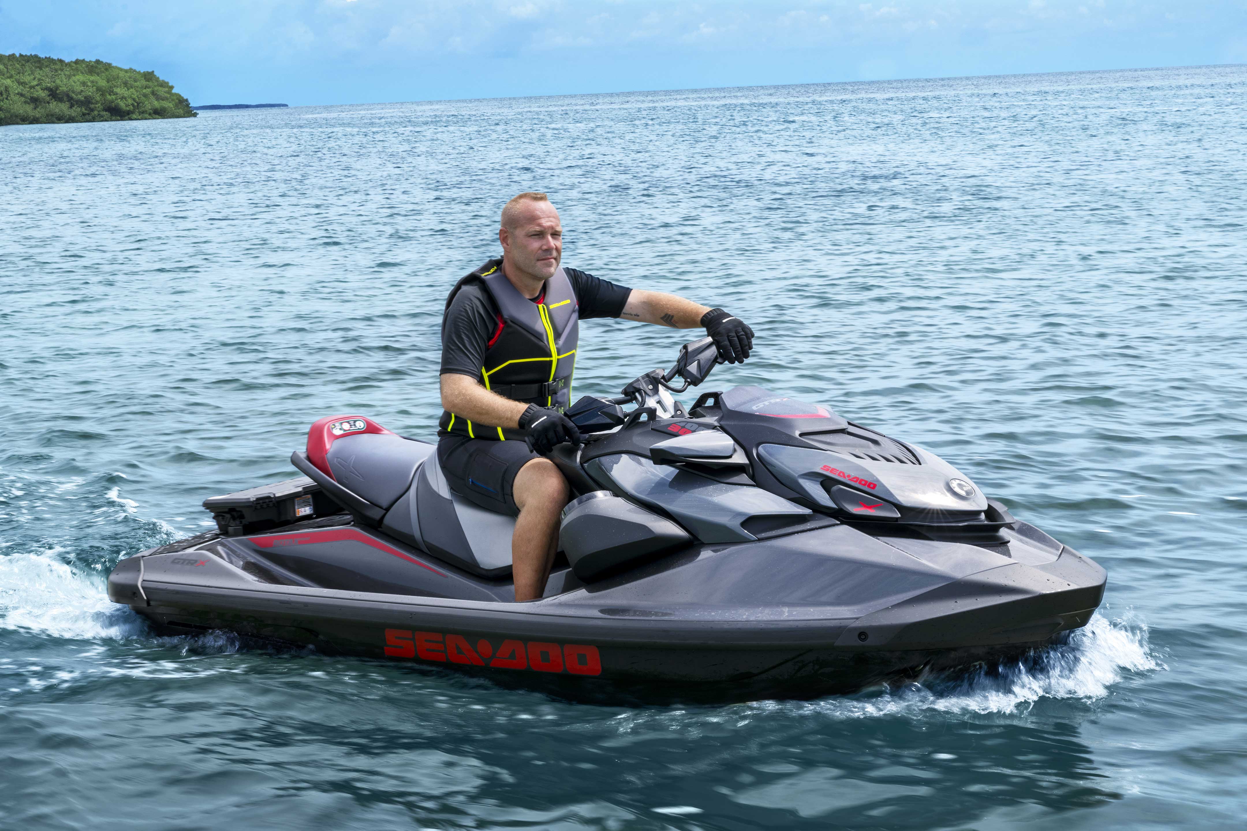 Boşta duran 2024 Sea-Doo GTR jetski üzerindeki adam