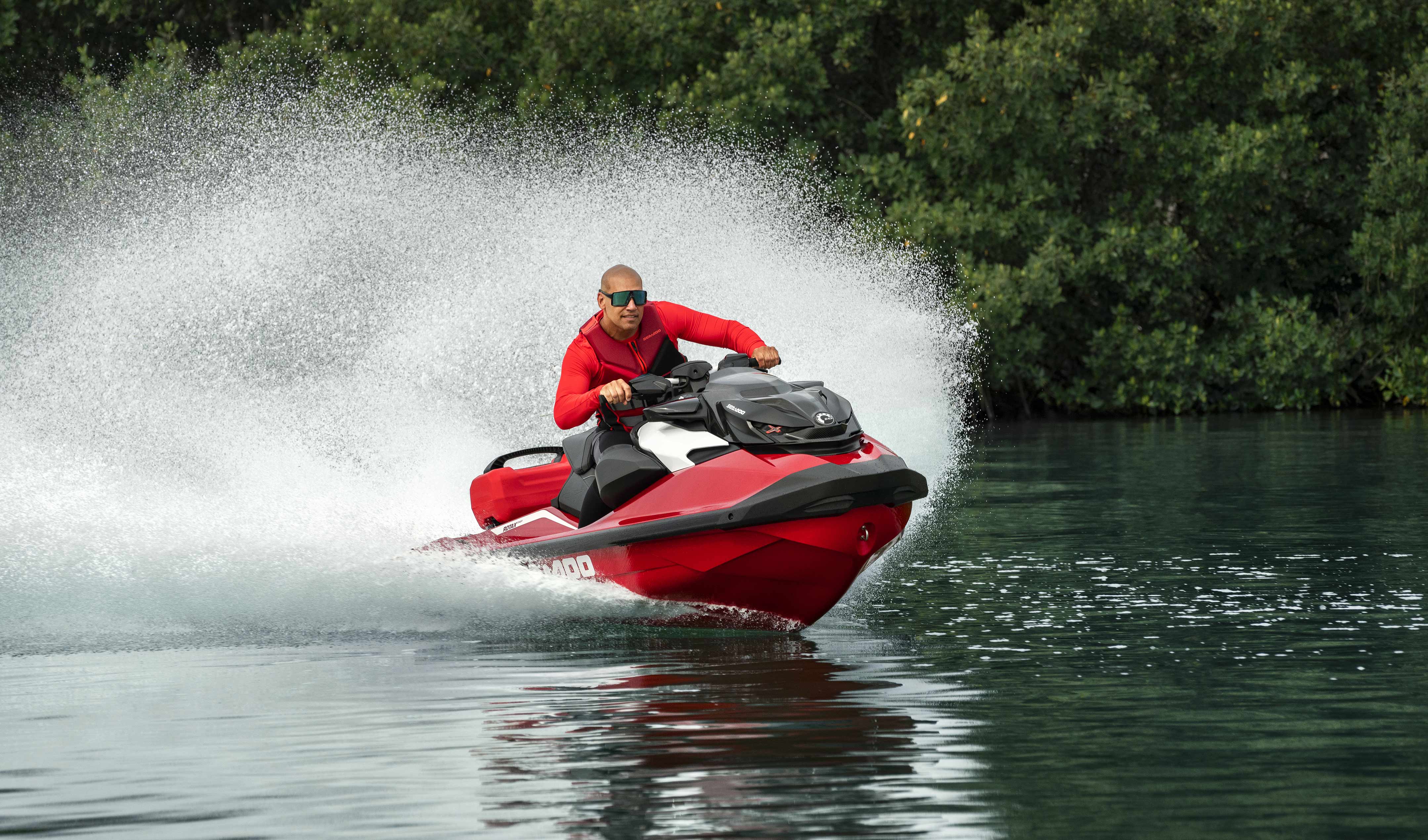 Muž jazdí na vodnom skútri Sea-Doo RXP-X 