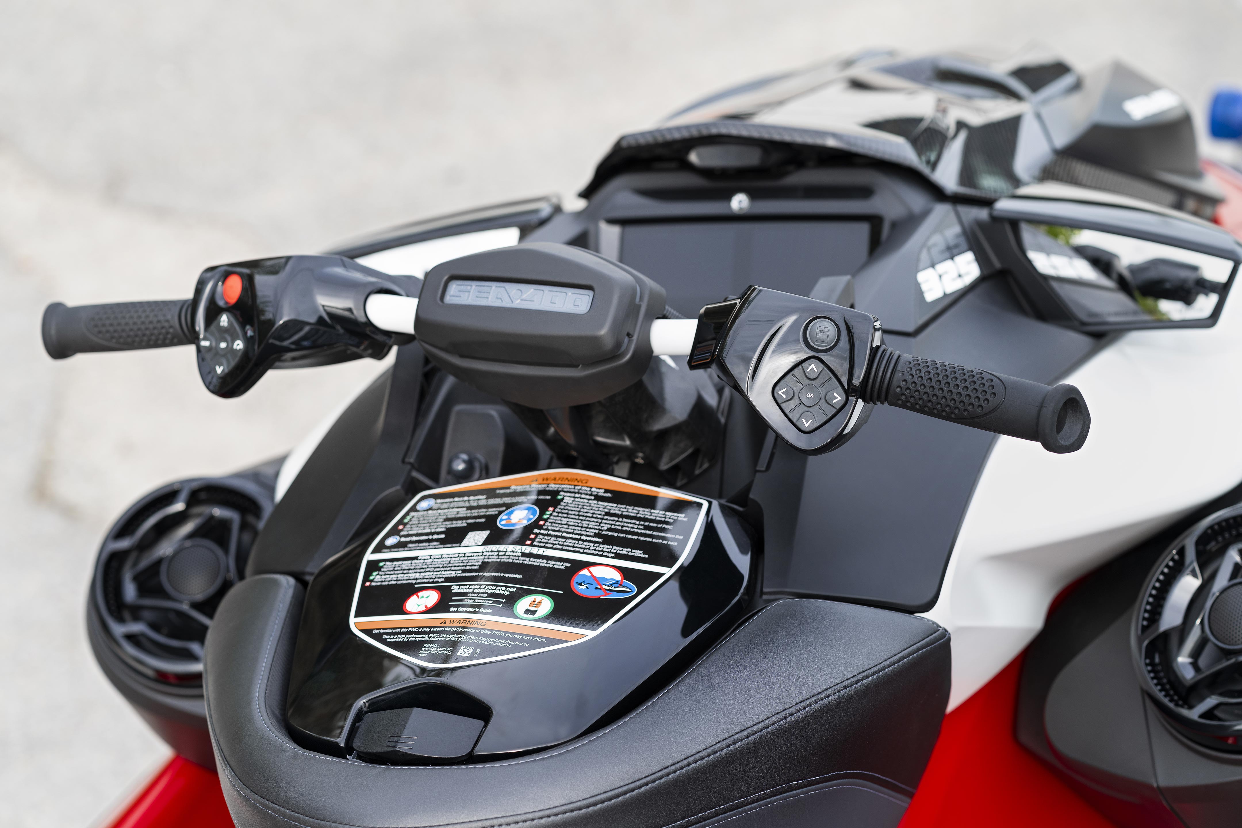 Руль, аудиосистема и ЖК-дисплей персонального водного мотоцикла Sea-Doo RXP-X 2024 года выпуска