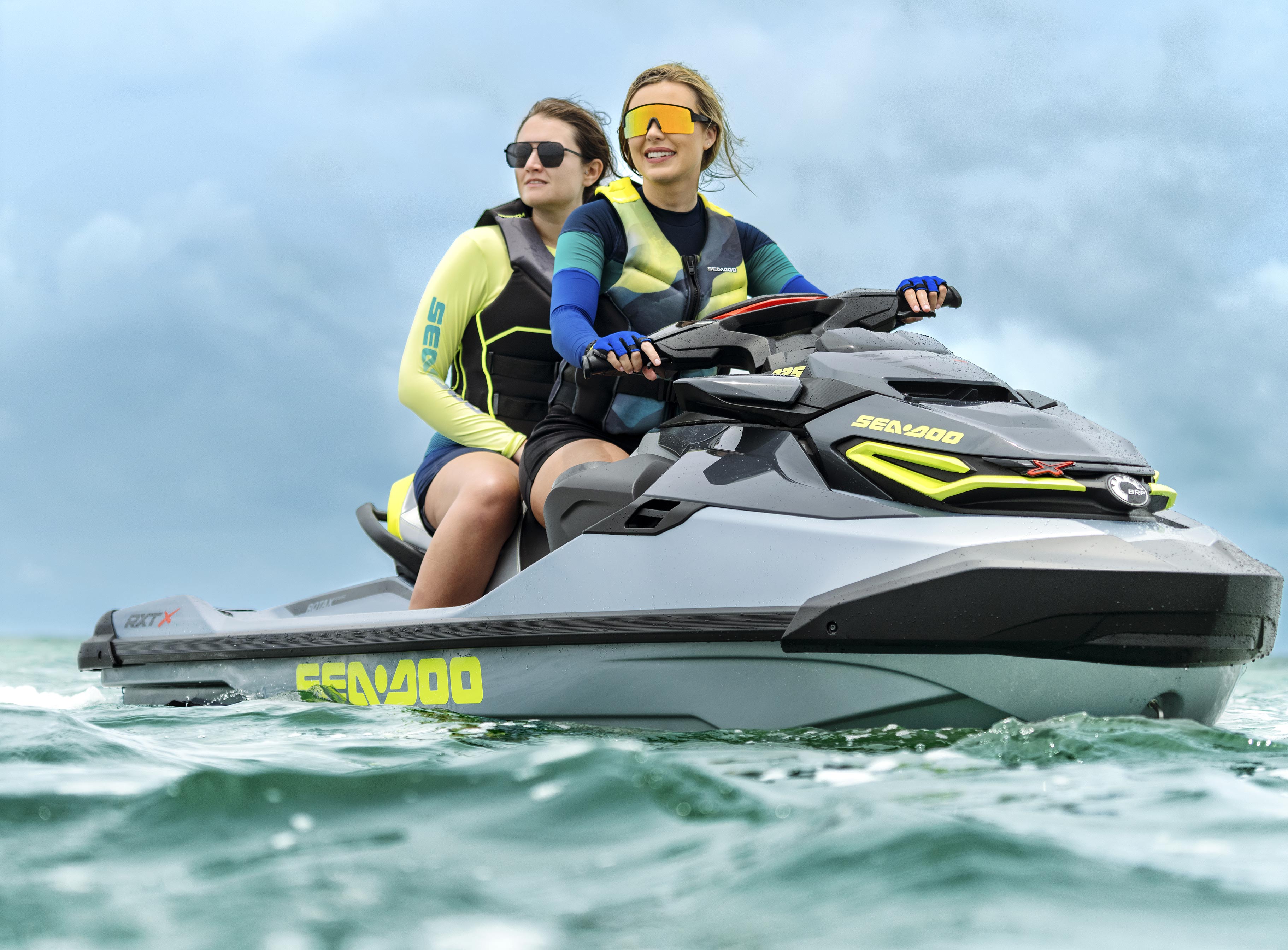 Boşta duran 2024 Sea-Doo RXT-X üzerinde iki arkadaş