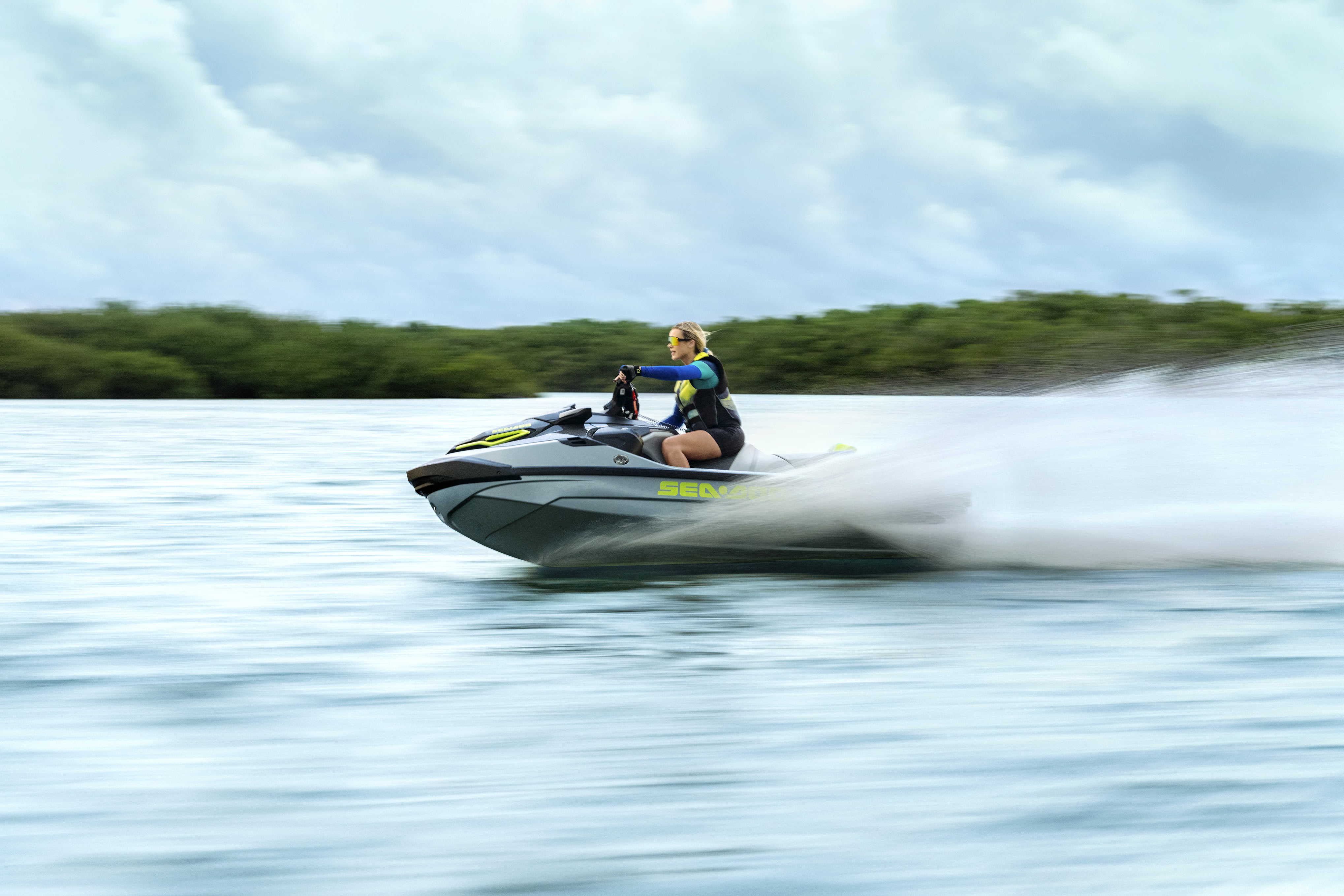 Ženska, ki vozi Sea-Doo RXT-X 325 pri visokih hitrostih