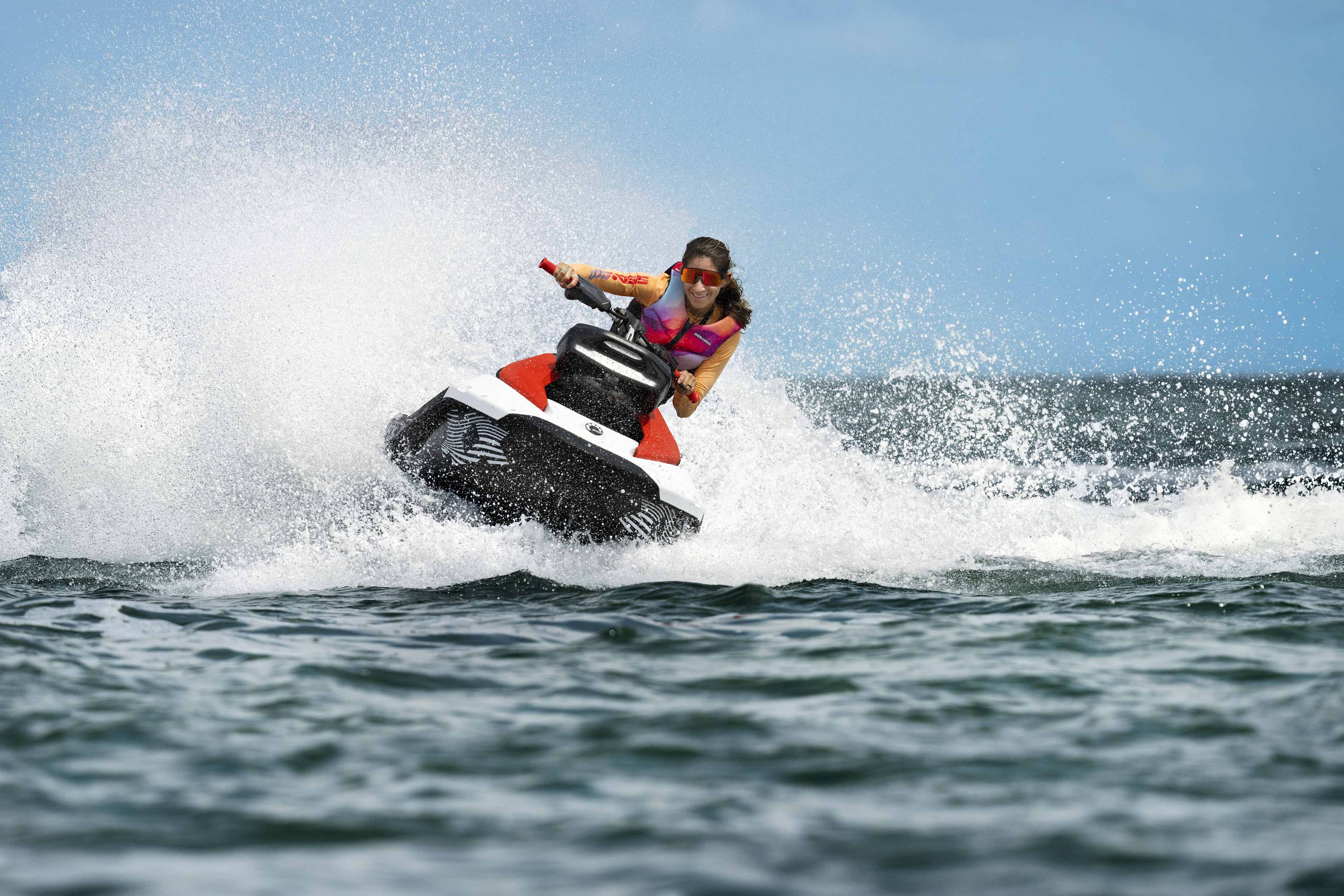 Sea-Doo Spark Trixx jetski kullanan kadın