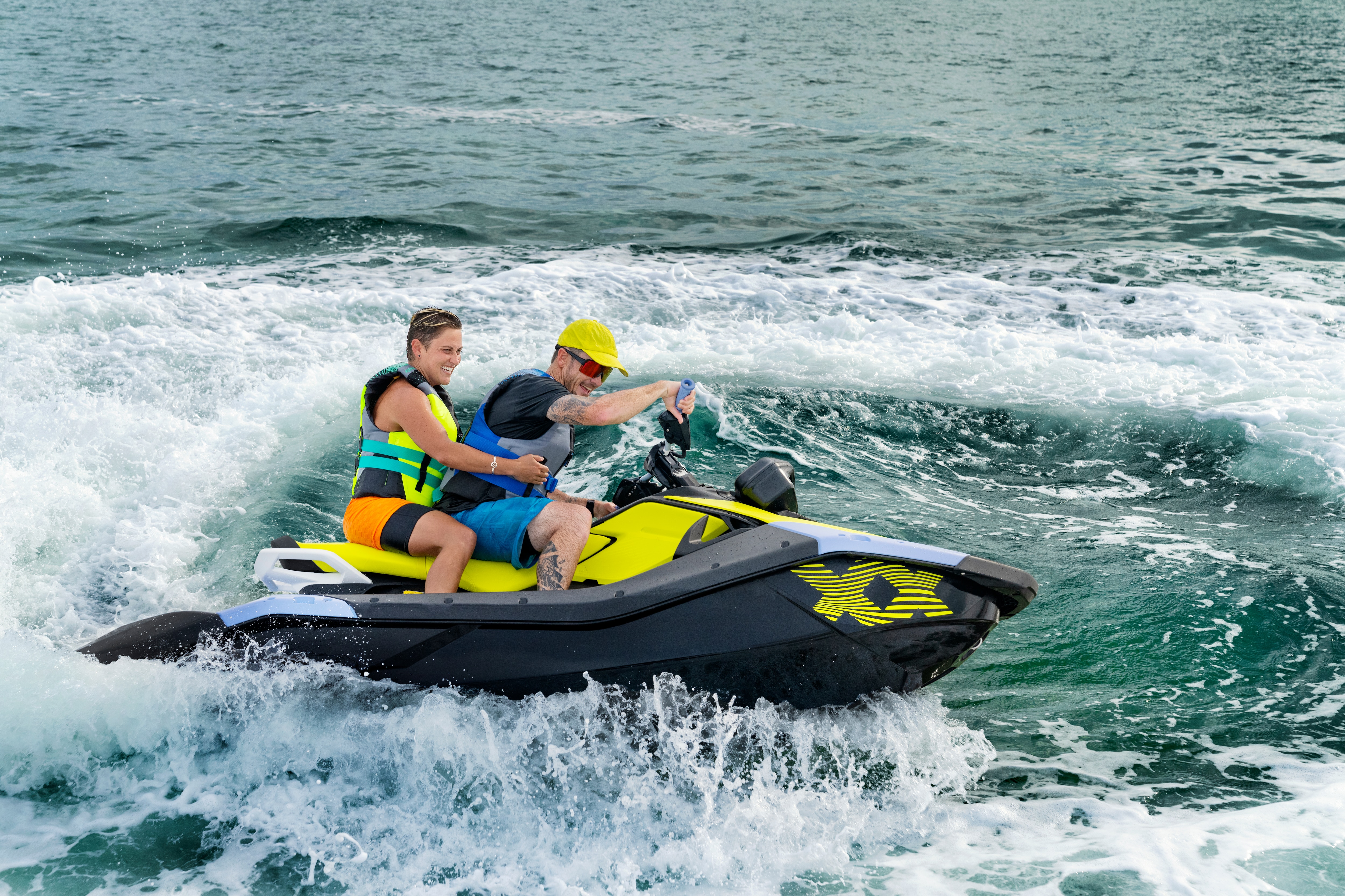 Bir çift 2024 Sea-Doo Spark Trixx jetski üzerinde daireler çiziyor