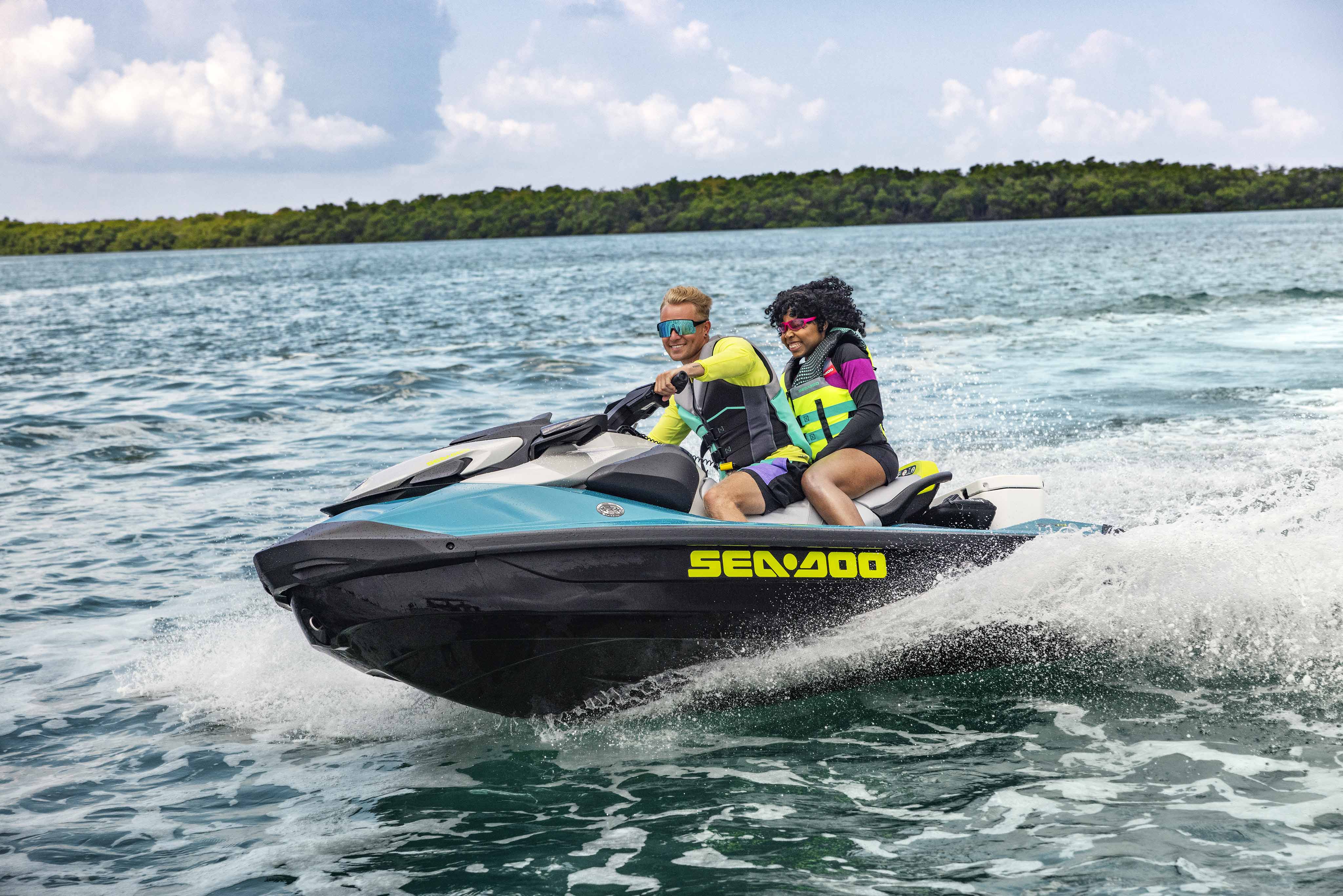 2024 Sea-doo Eğlence Sınıfı Modeline binen çift