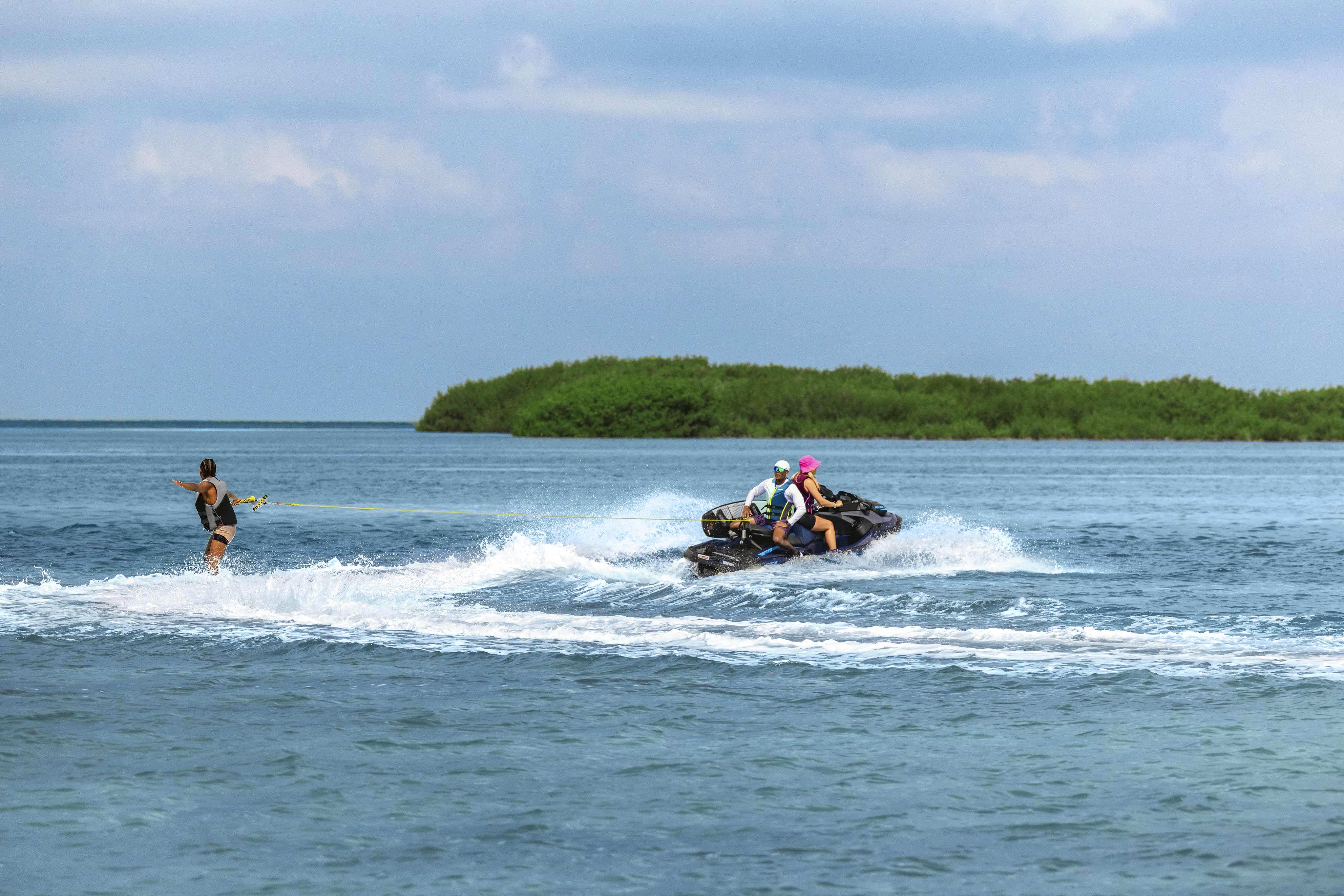 Sea-Doo GTX duke tërhequr një wakeboarder