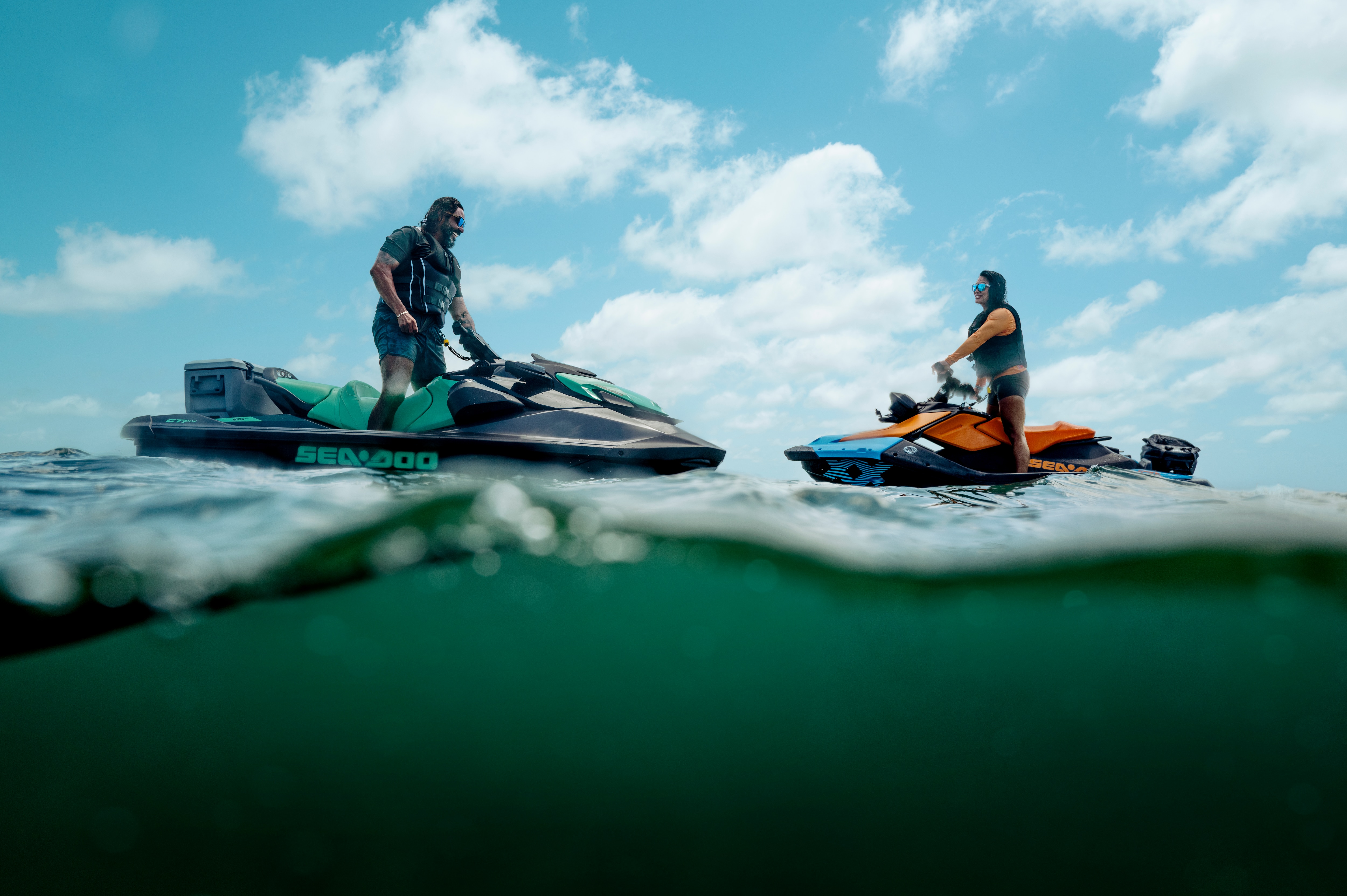2025 Sea-Doo FishPro Apex kişisel deniz aracından balık tutan bir kadın.
