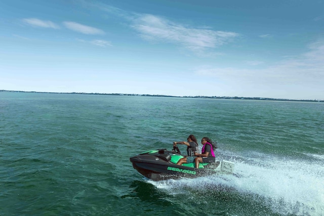 Dve ženski se pogovarjata na mirujočem rekreacijskem Sea-Doo GTI