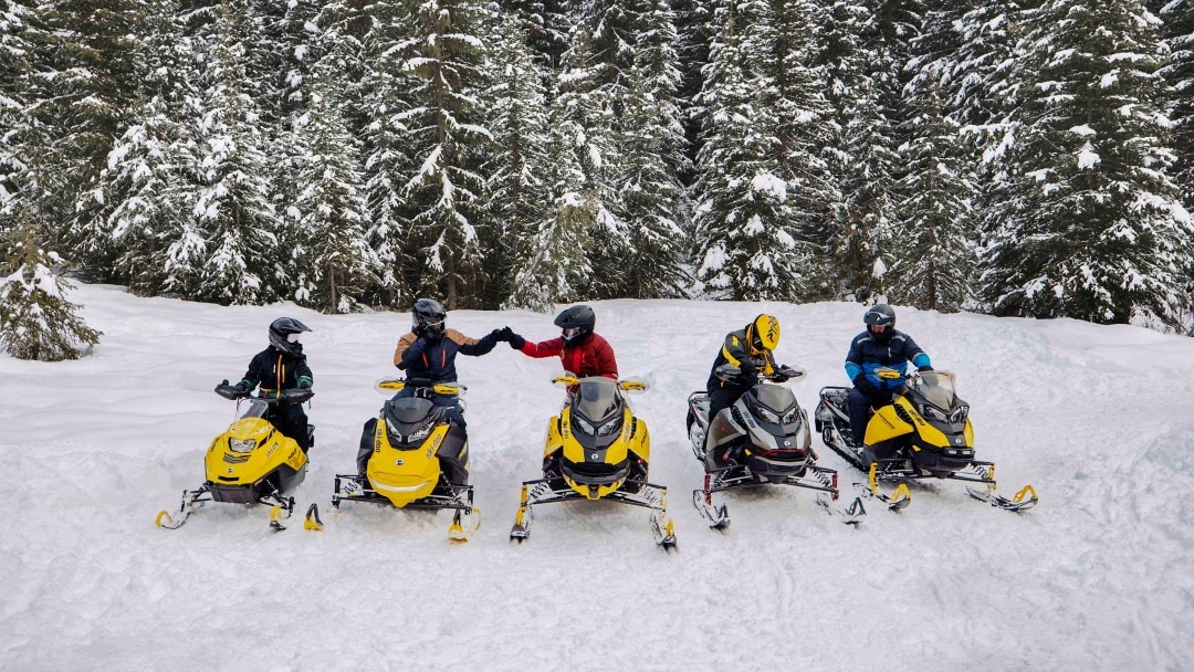 Skupina jazdcov Ski-Doo na trailoch