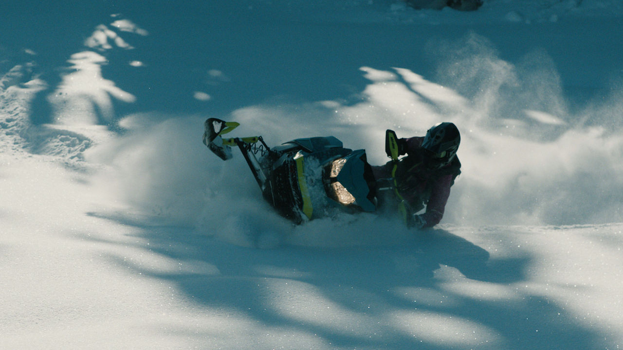 Sara Dufour jazdí na Ski-Doo v hlbokom snehu