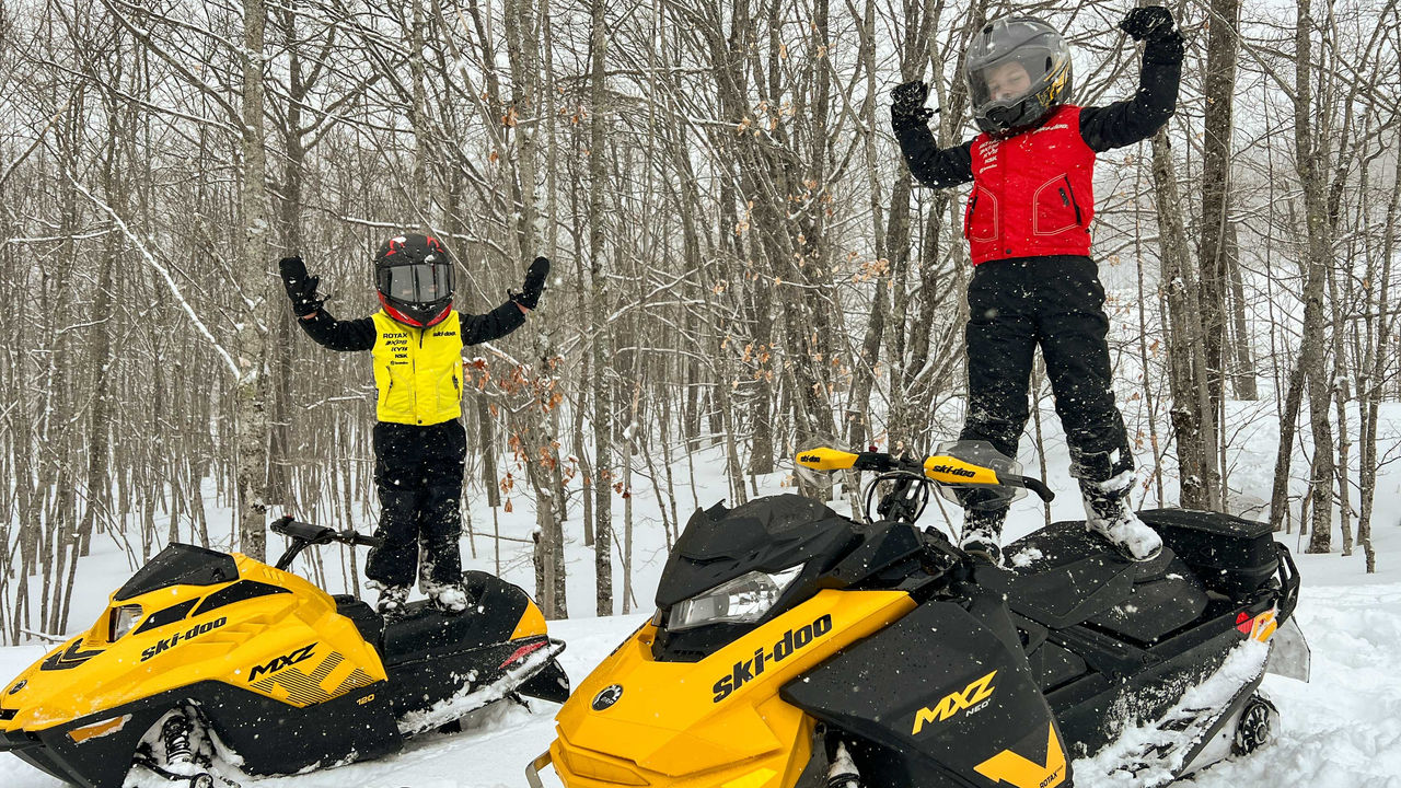 2 deti sa zabávajú na ich Ski-Doo