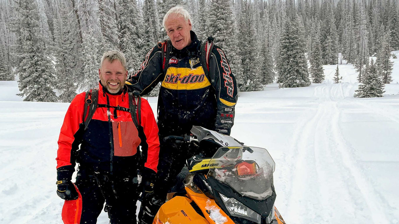 Troy Oleson s otcom na traili pre snežné skútre