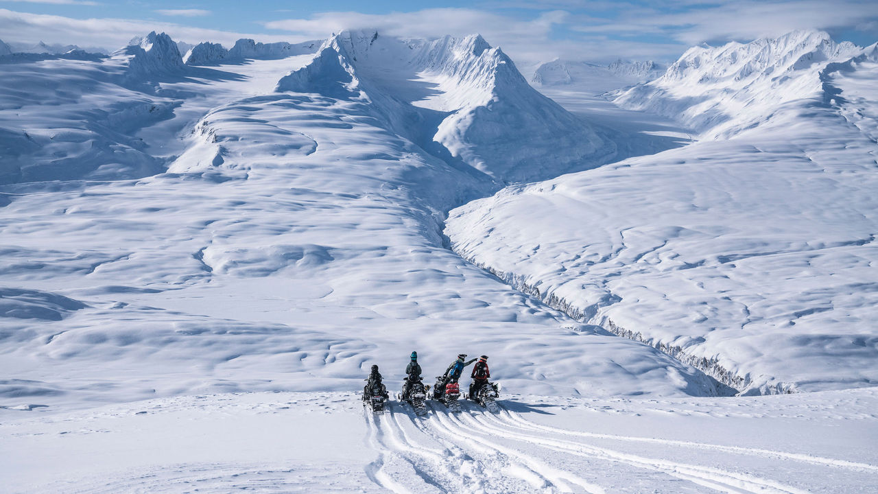 4 ženy na skútroch Ski-Doo v Aljaške