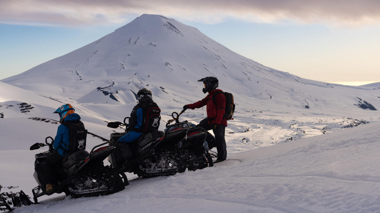 Traja jazdci na ich skútroch Ski-Doo v Chile