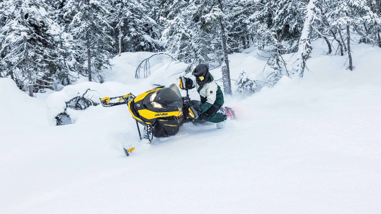 Žena jazdí na Backcountry Adrenaline v hlbokom snehu