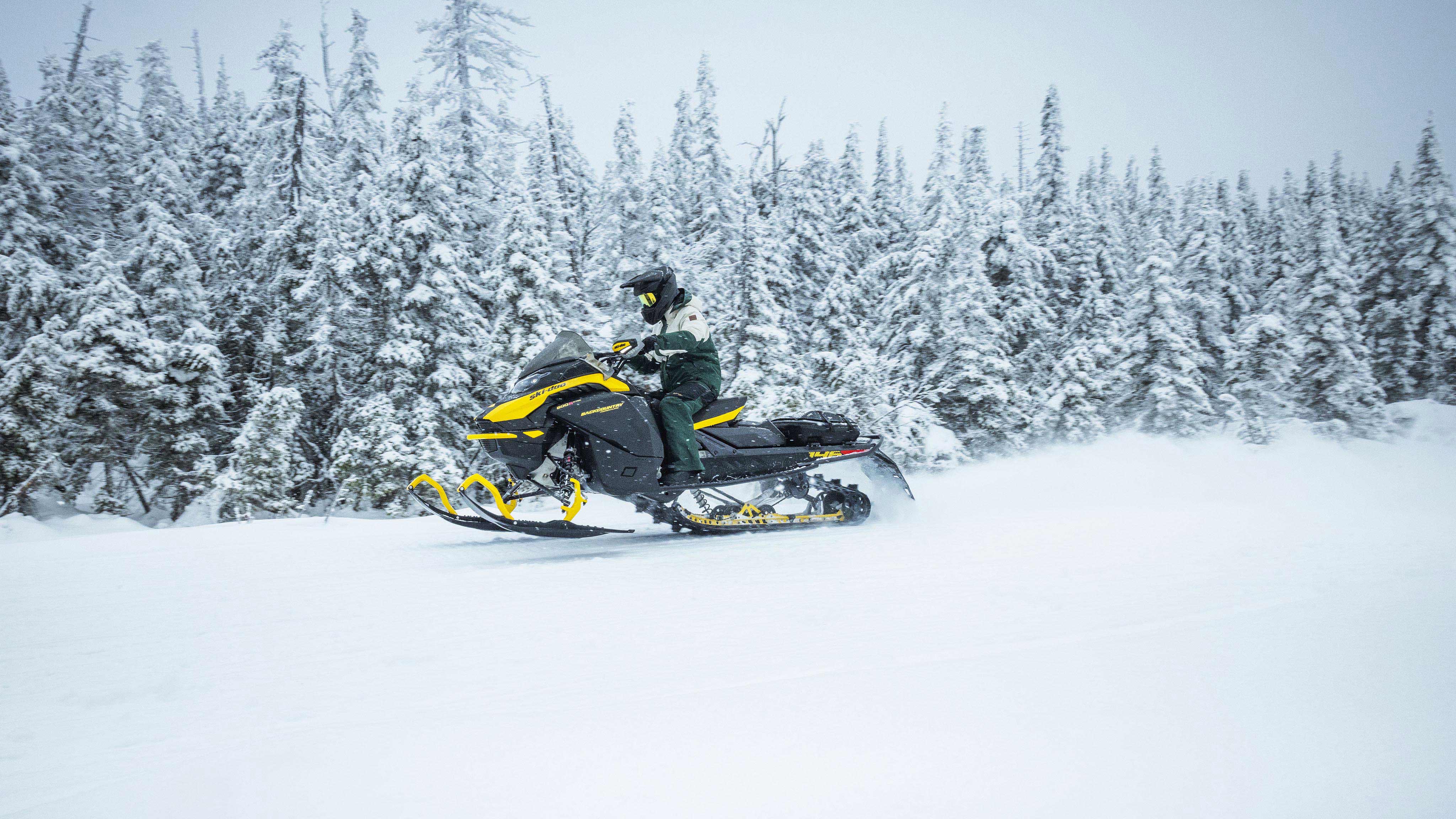 Covek vozi Ski-Doo motornu sanku