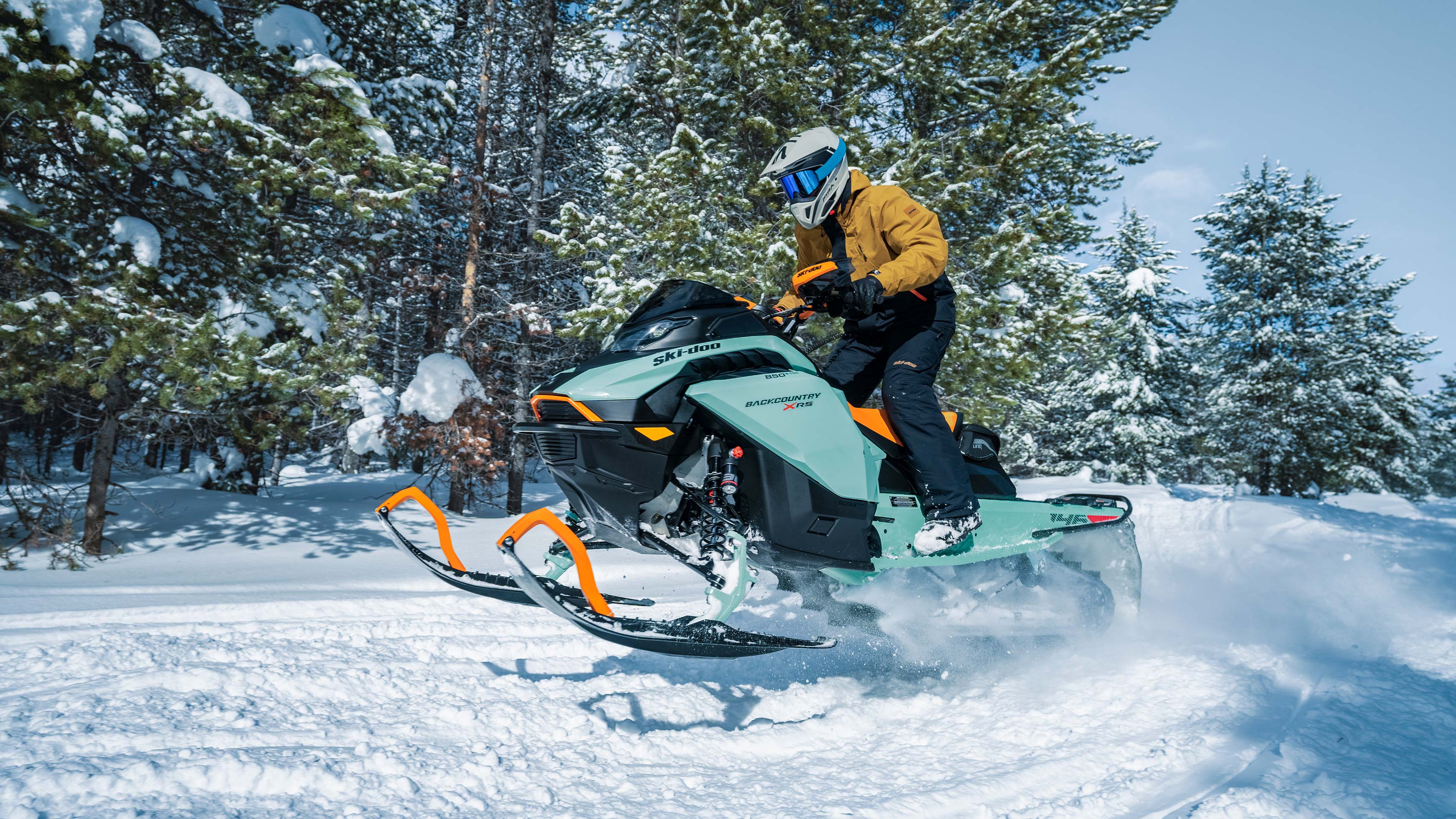 SKI-DOO MY24 Crossover BCK X-RS 850E TEC Neo Mint Action