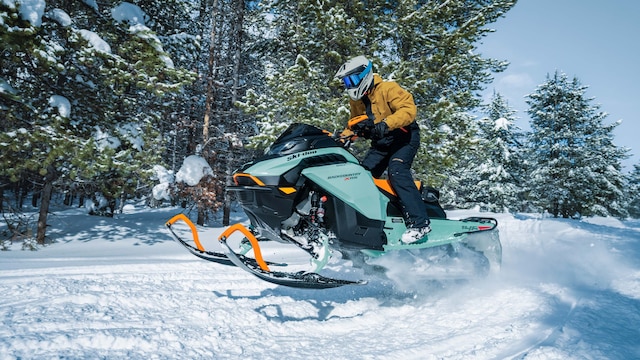 SKI-DOO MY24 Crossover BCK X-RS 850E TEC Neo Mint Action