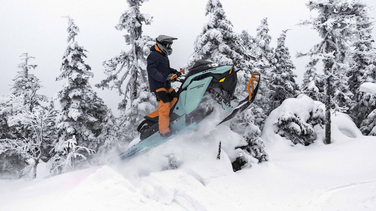 Muž robí skok na jeho Backcountry X-RS