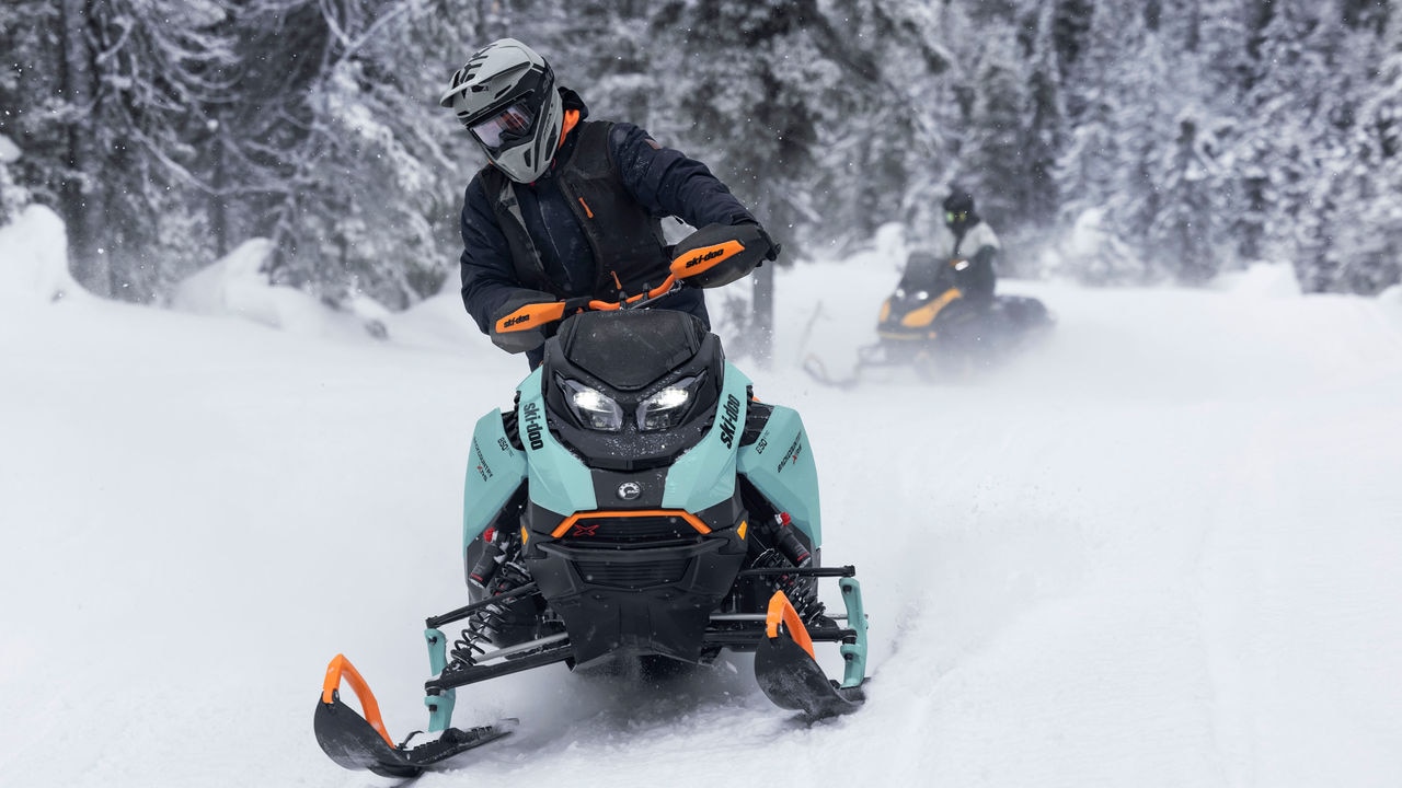 Ski-Doo Backcountry kar motosikleti kullanan adamlar