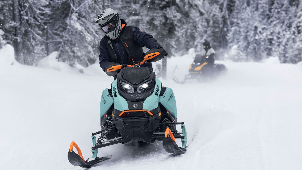 Dvaja jazdci na ich Ski-Doo Backcountry na trati