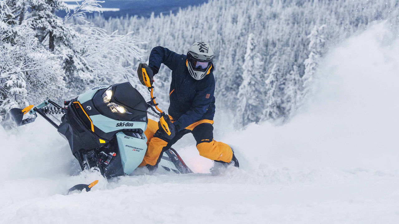 Muž jazdí na Backcountry X-RS v hlbokom snehu