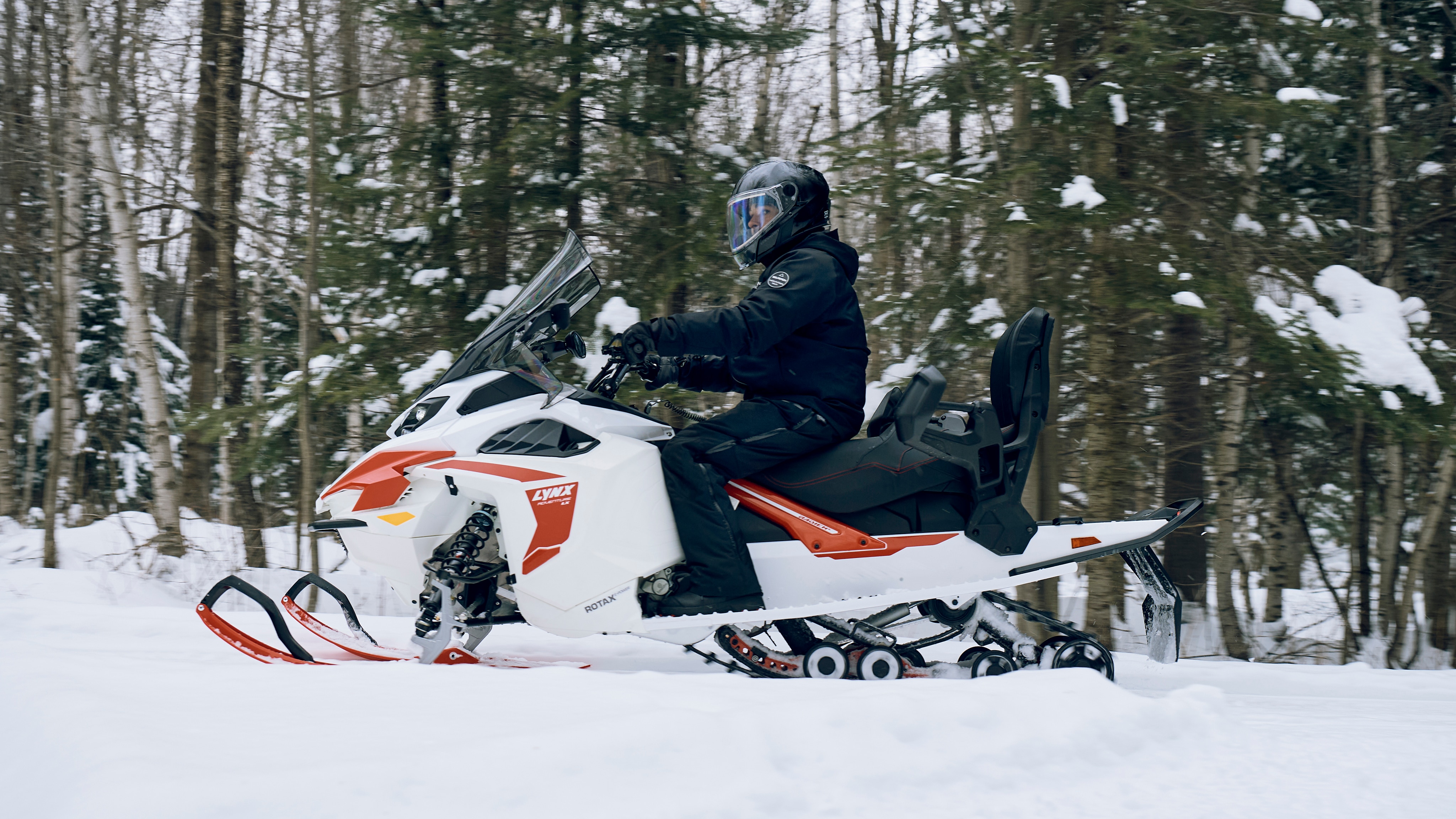 COVEK VOZI Lynx MOTORNU SANKU