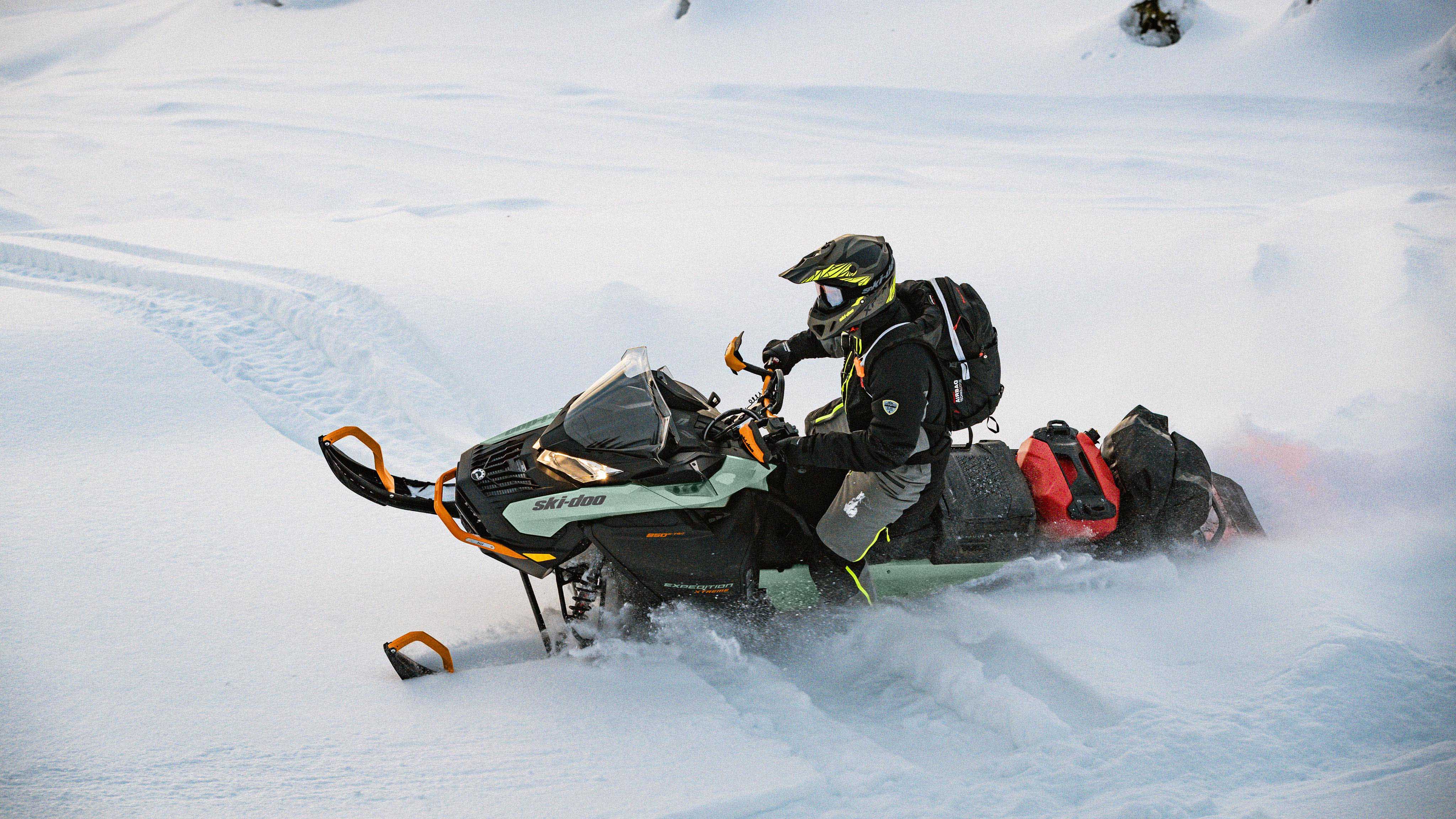 Ski-Doo Expedition 2024 carvuje v hlbokom snehu 