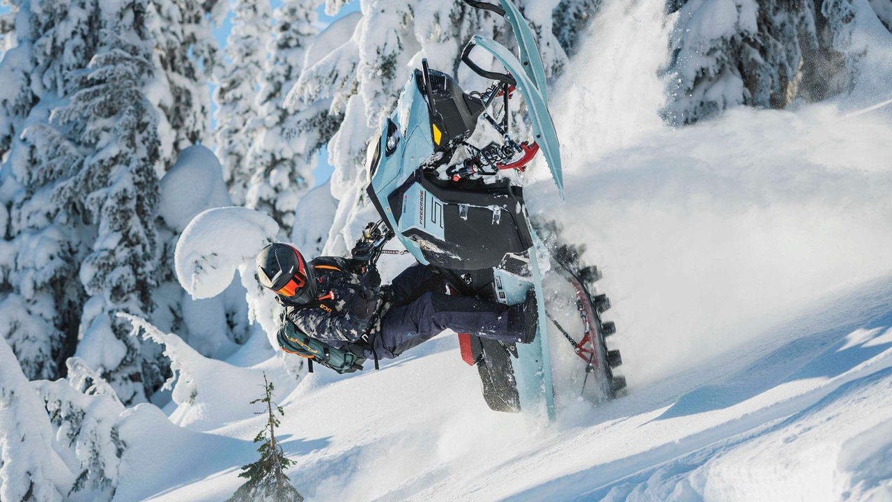 Muž robí wheelie na Freeride