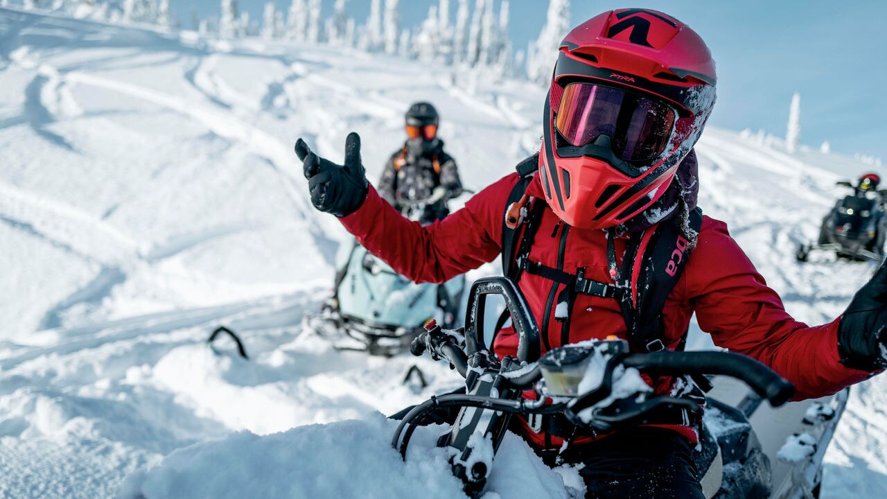 Žena v horách má na sebe oblečenie Ski-Doo Deep Snow