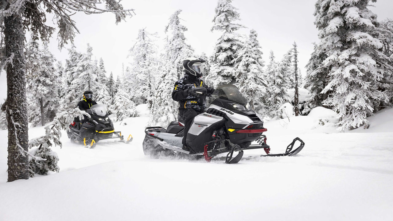 Ski-Doo Renegade'lerinde iki adam kullanırken