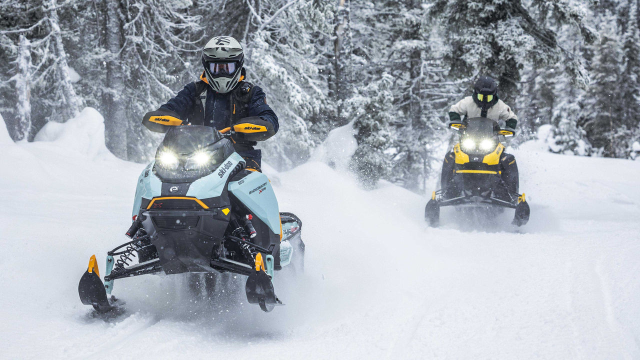 Dvaja jazdci na ich Ski-Doo Backcountry na trati