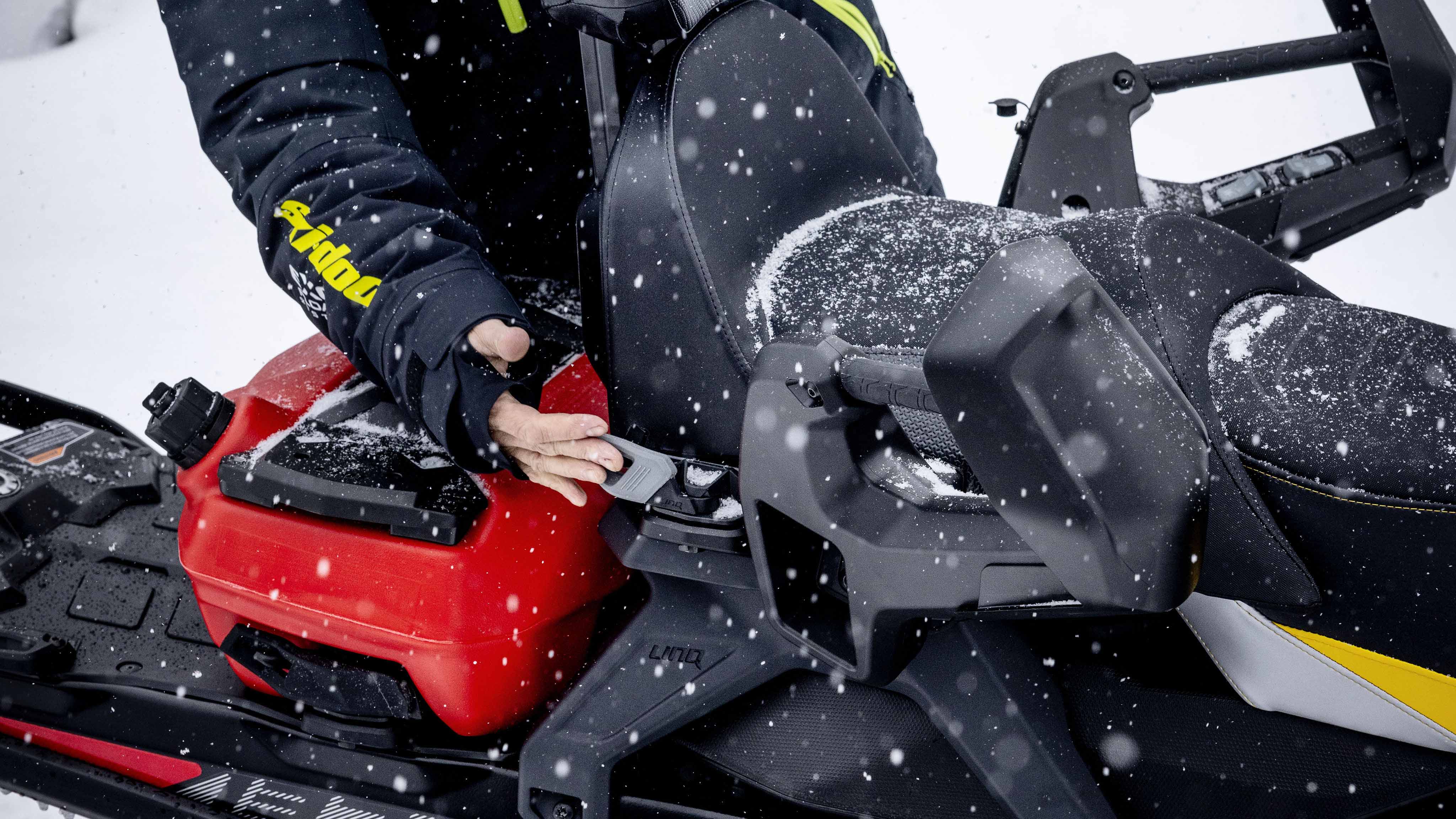 Muž inštaluje sedadlo LinQ 1+1 na jeho Ski-Doo skúter