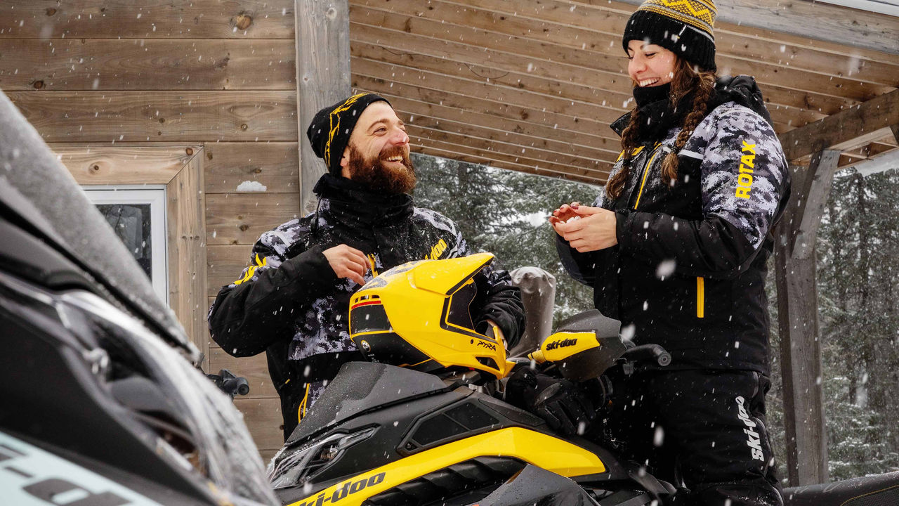 Ski-Doo'larında açık havada eğlenen bir çift arkadaş.