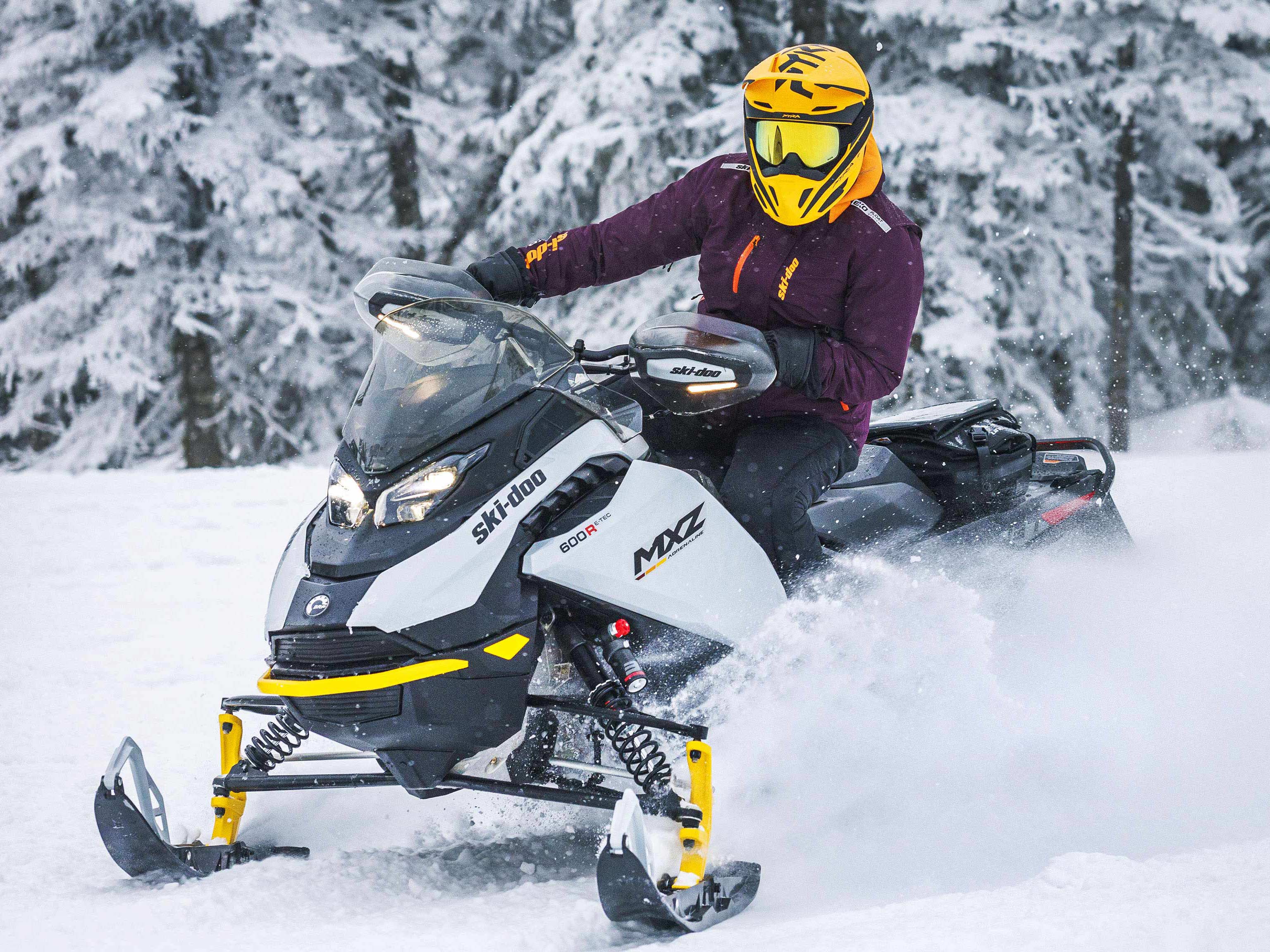 Žena na Ski-Doo MXZ Adrenaline so súpravou Blizzard 