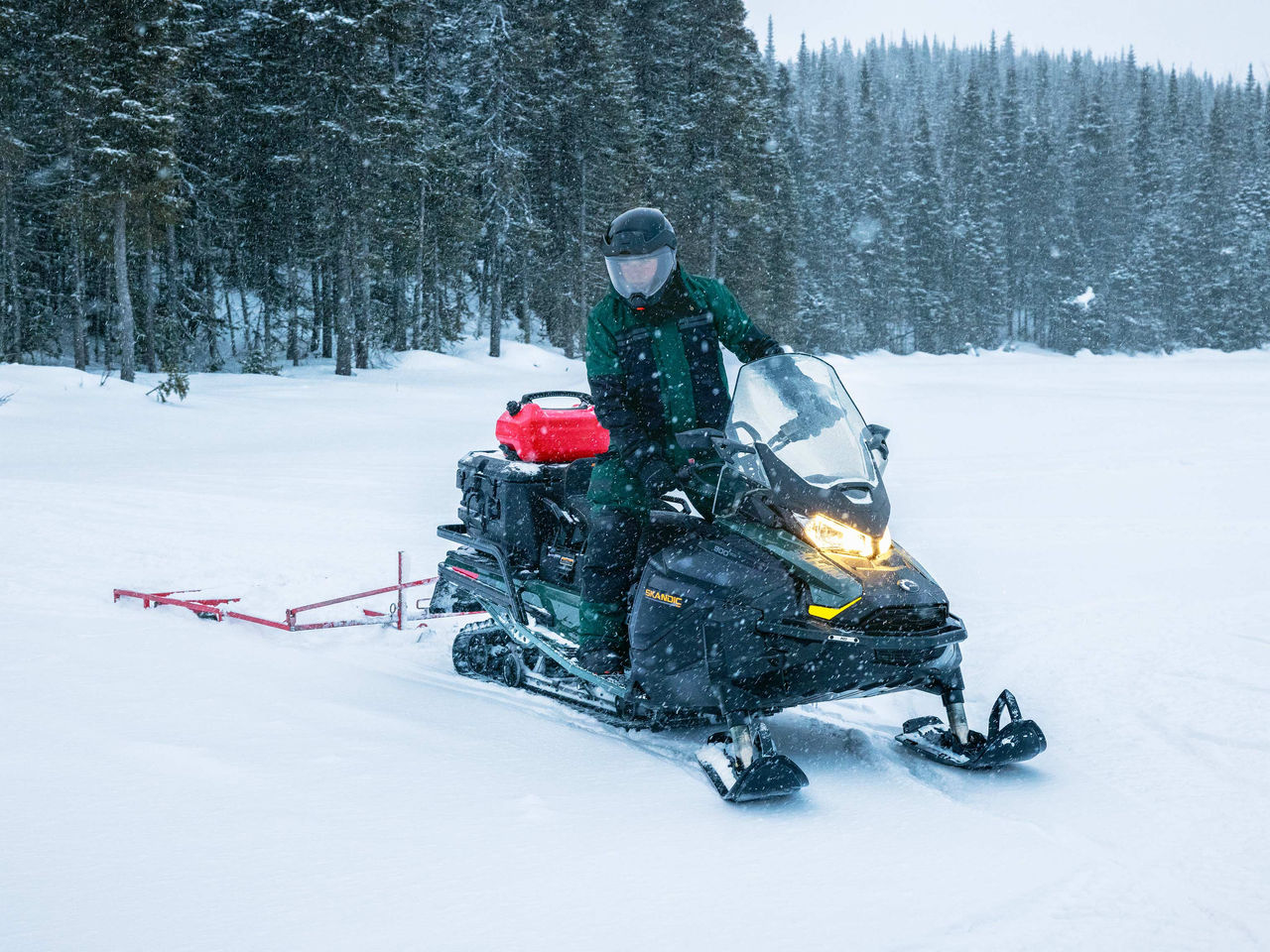 Дечко на својата  Ski-Doo Skandic SE моторна санка