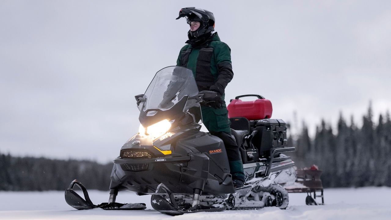 Дечко на својата Ski-Doo Skandic SE моторна санка