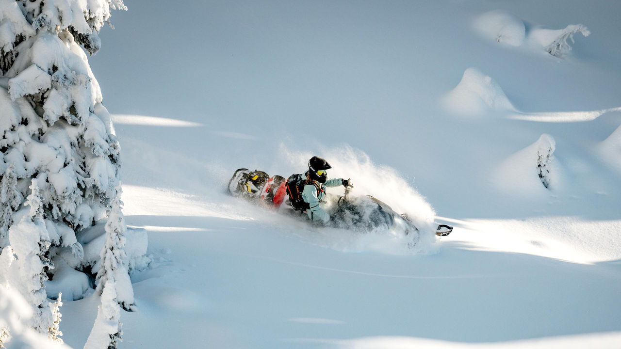 Muž jazdí na Ski-Doo Backcountry s nevyhnutným príslušenstvom