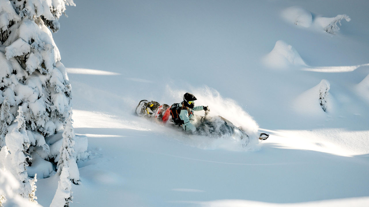 Temel aksesuarlarla birlikte Ski-Doo Backcountry kullanan adam