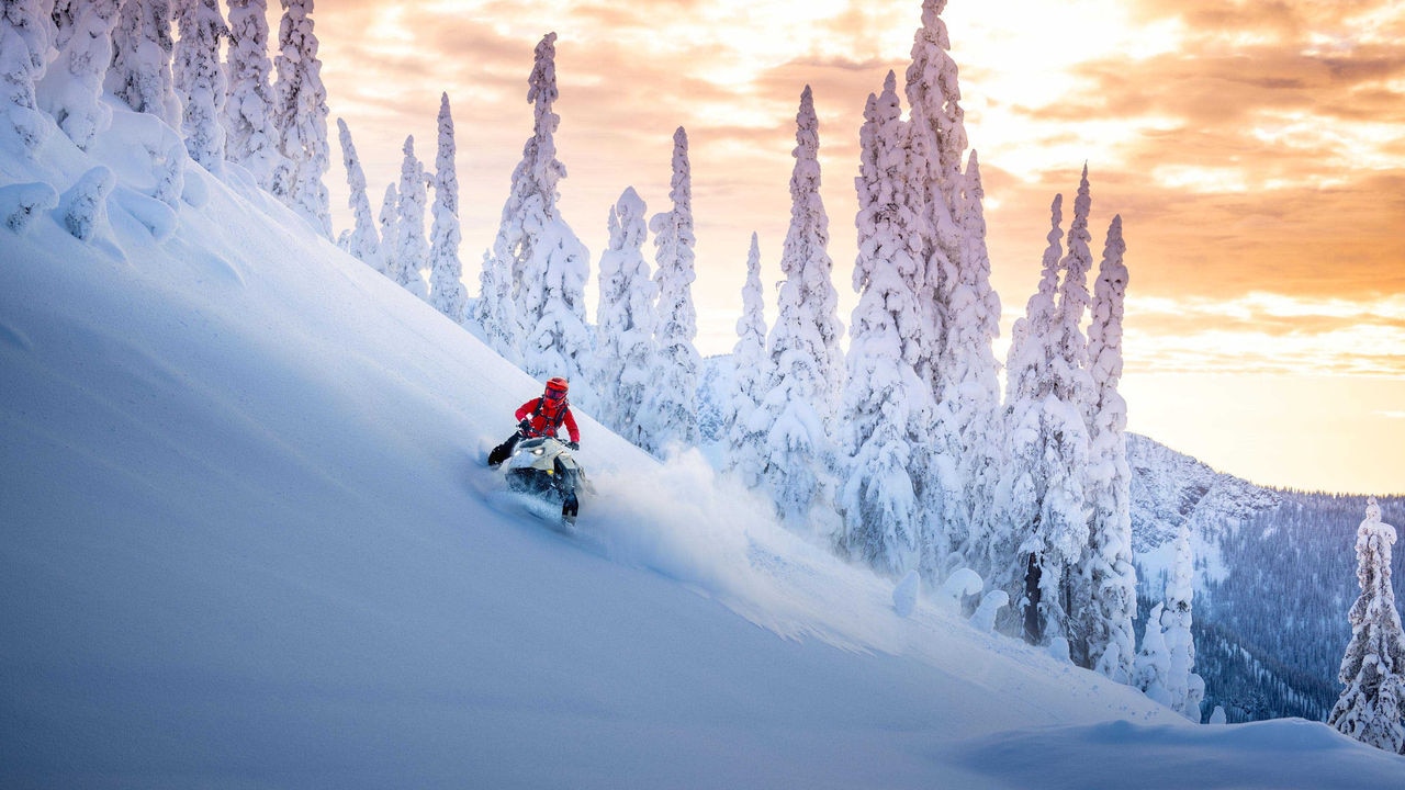 Yamaçta Ski-Doo Summit'e binen adam