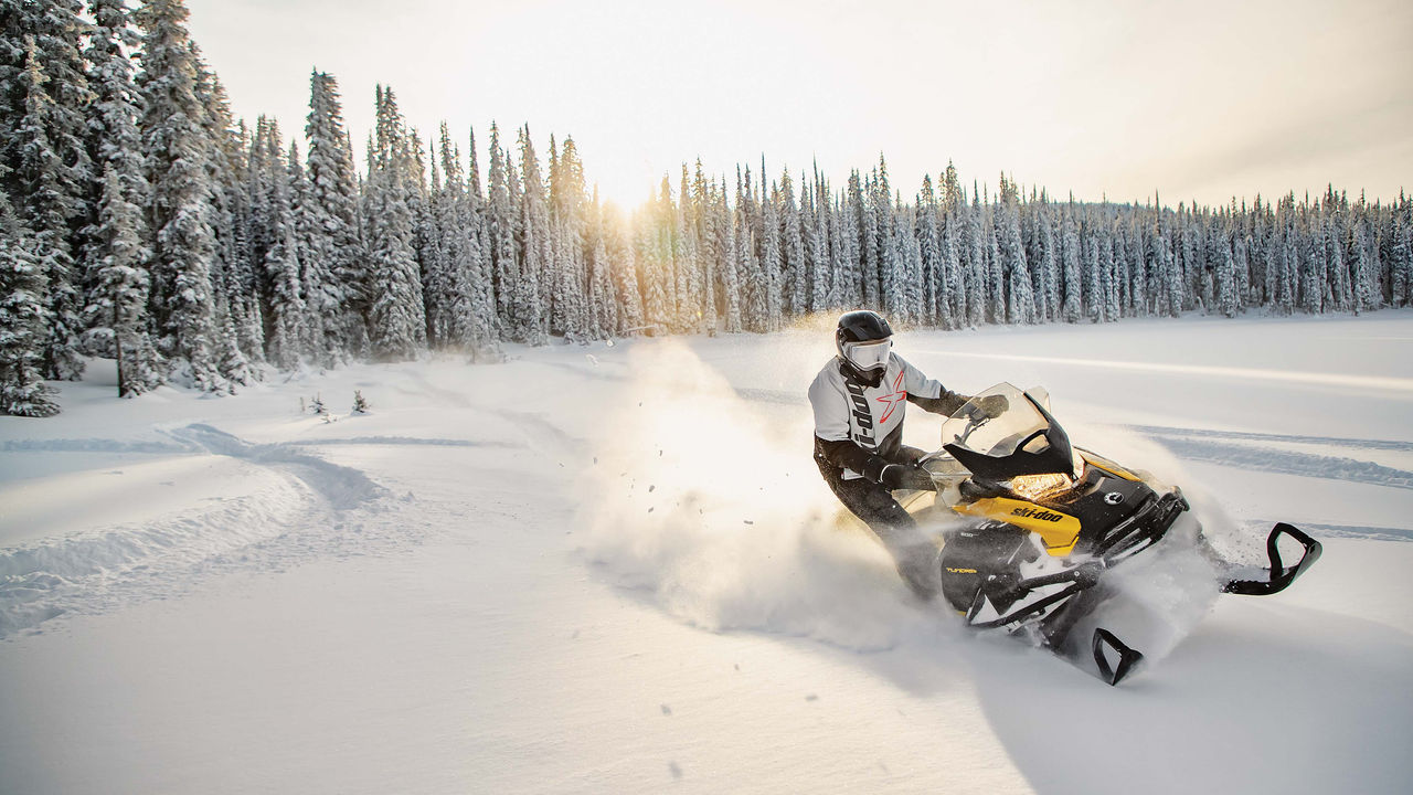 Jazdec jazdí na Ski-Doo Tundra v hlbokom snehu