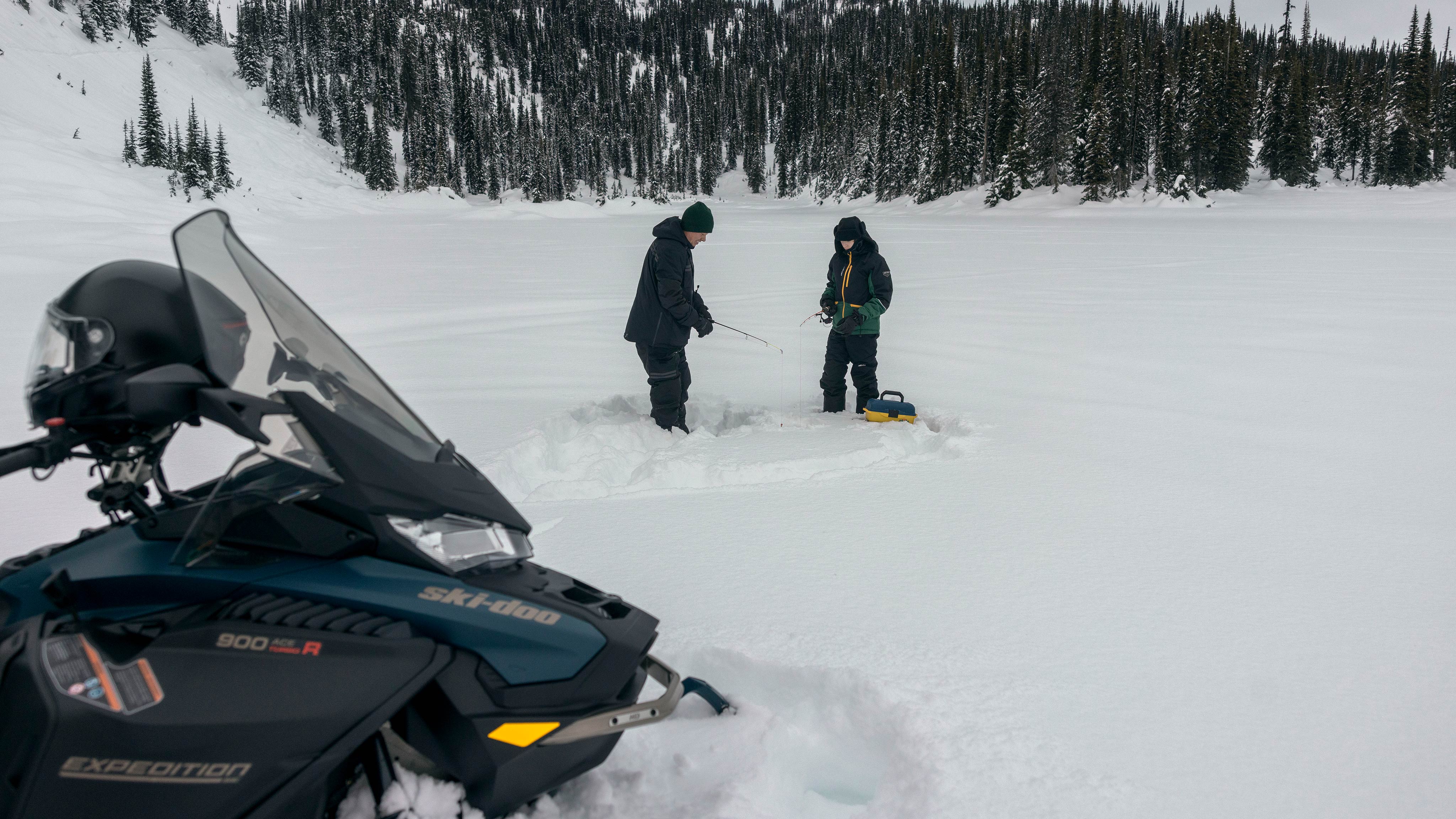 Dvaja jazdci chytajú ryby pri Ski-Doo Crossover Expedition