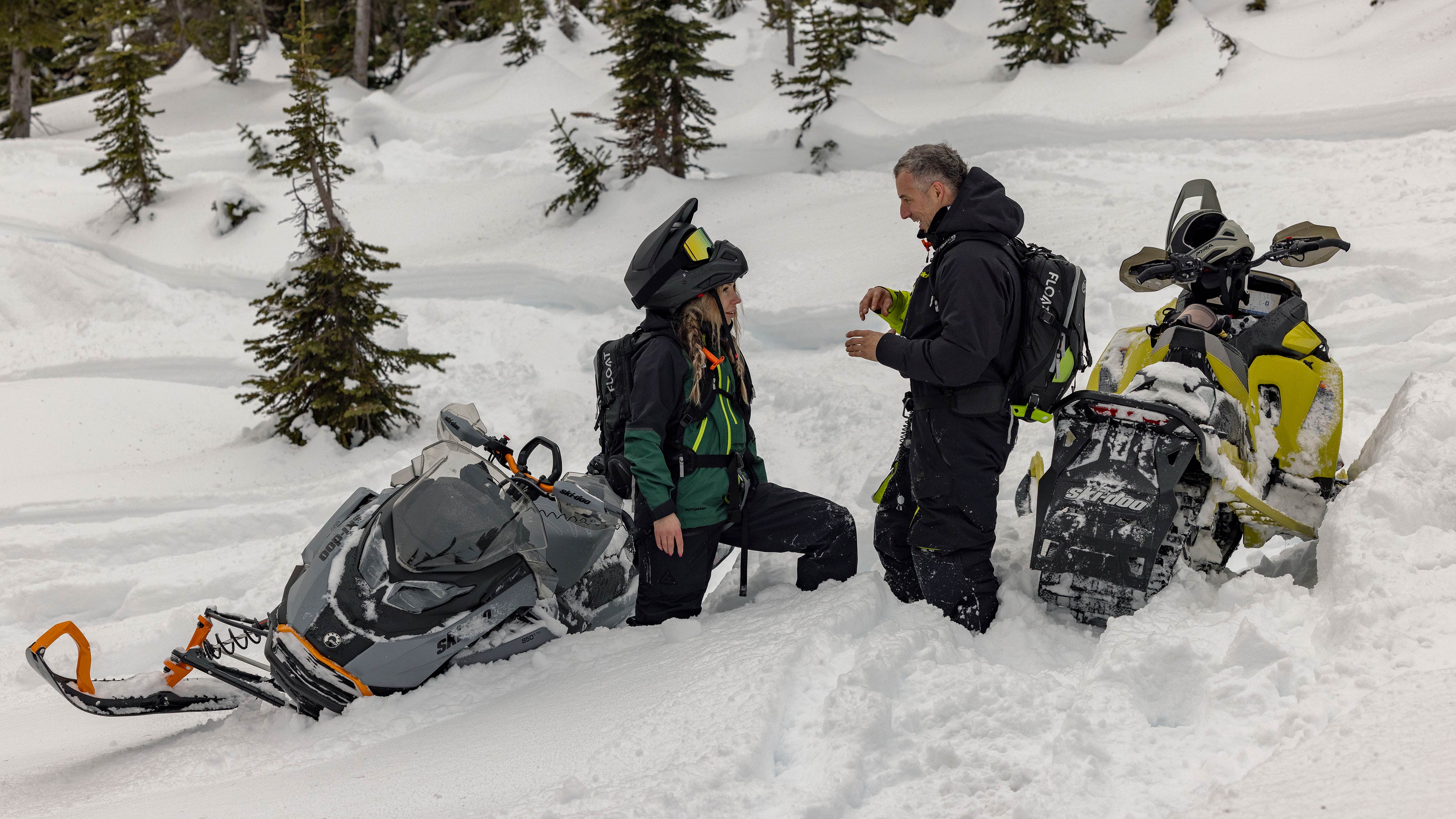 Jazdci Ski-Doo v snehu