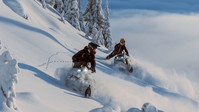 Ski-Doo sniego motociklai giliam sniegui