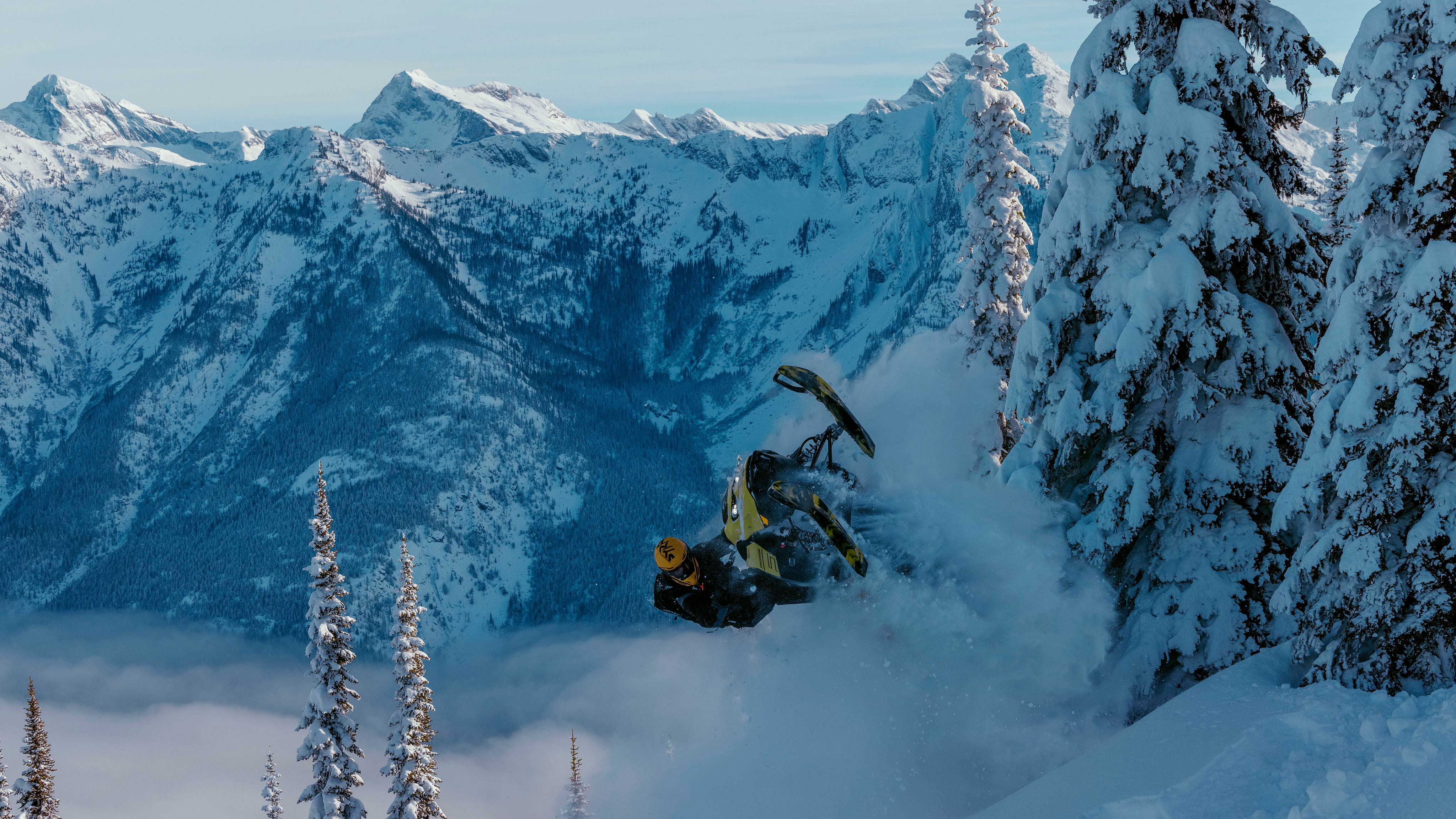 Jazdec robí skok na 2025 Ski-Doo Freeride deep snow skútri