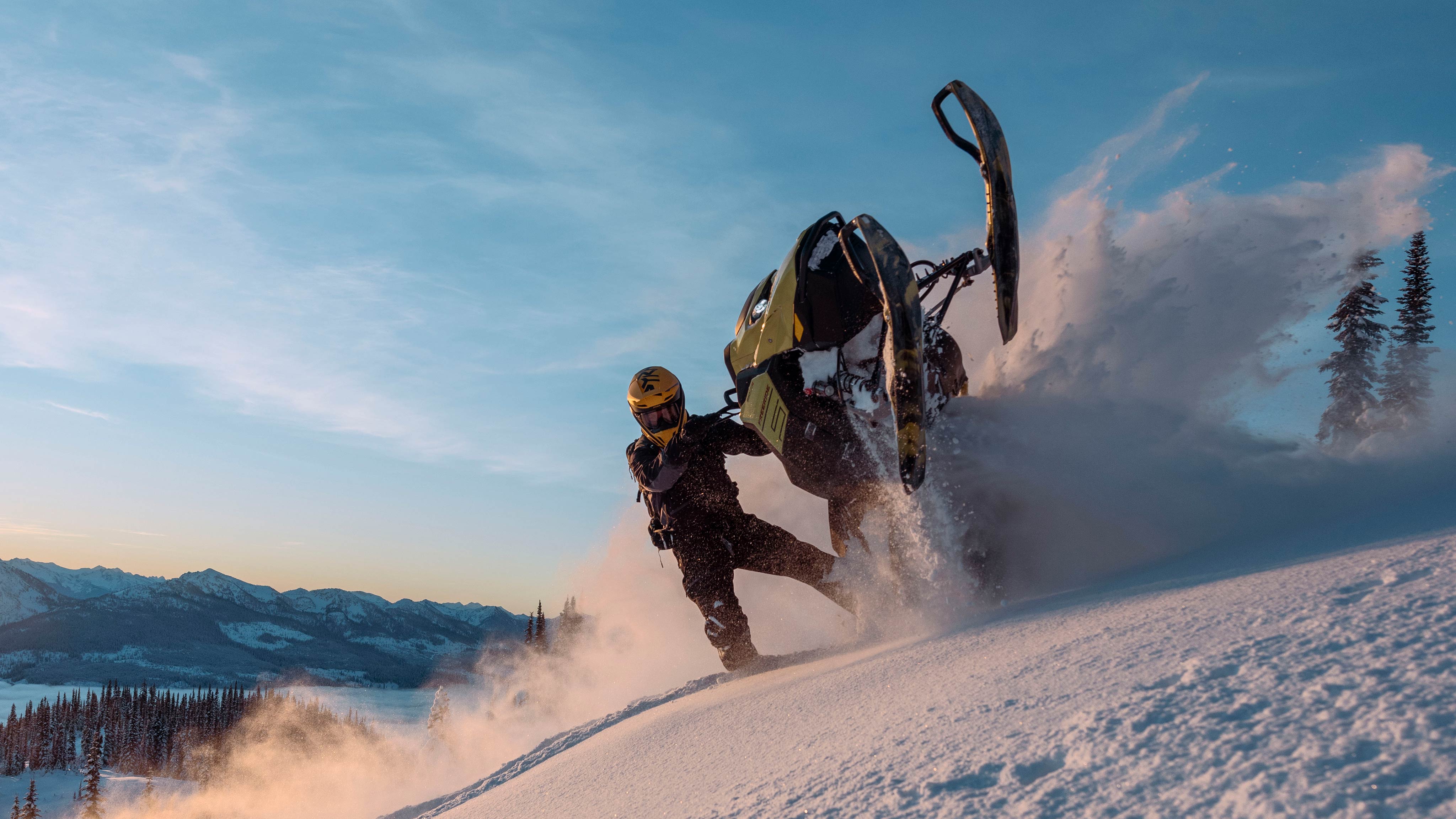Jazdec robí trik na svojom 2025 Ski-Doo Freeride deep snow 