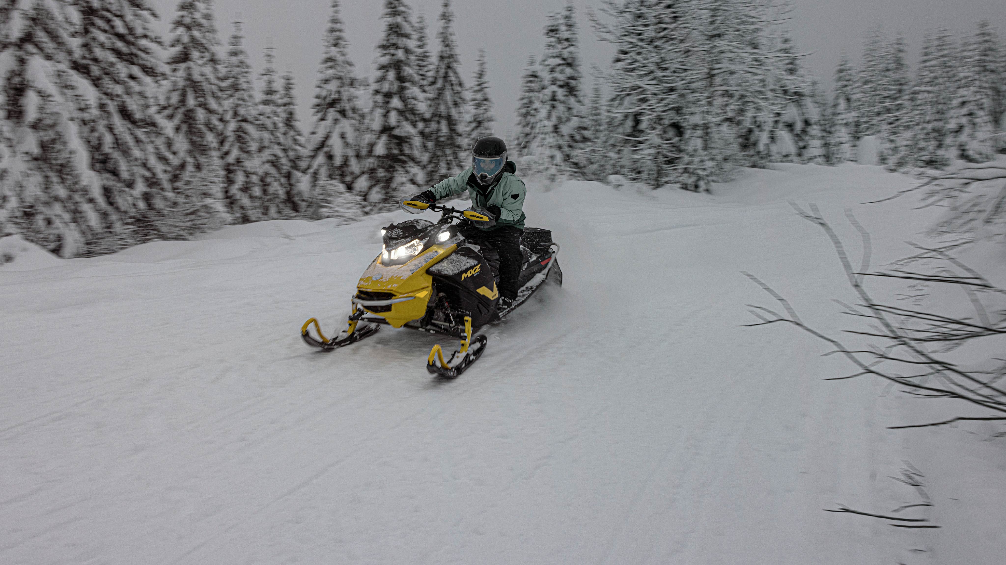 2025 trail skúter Ski-Doo MXZ NEO jazdí cez les