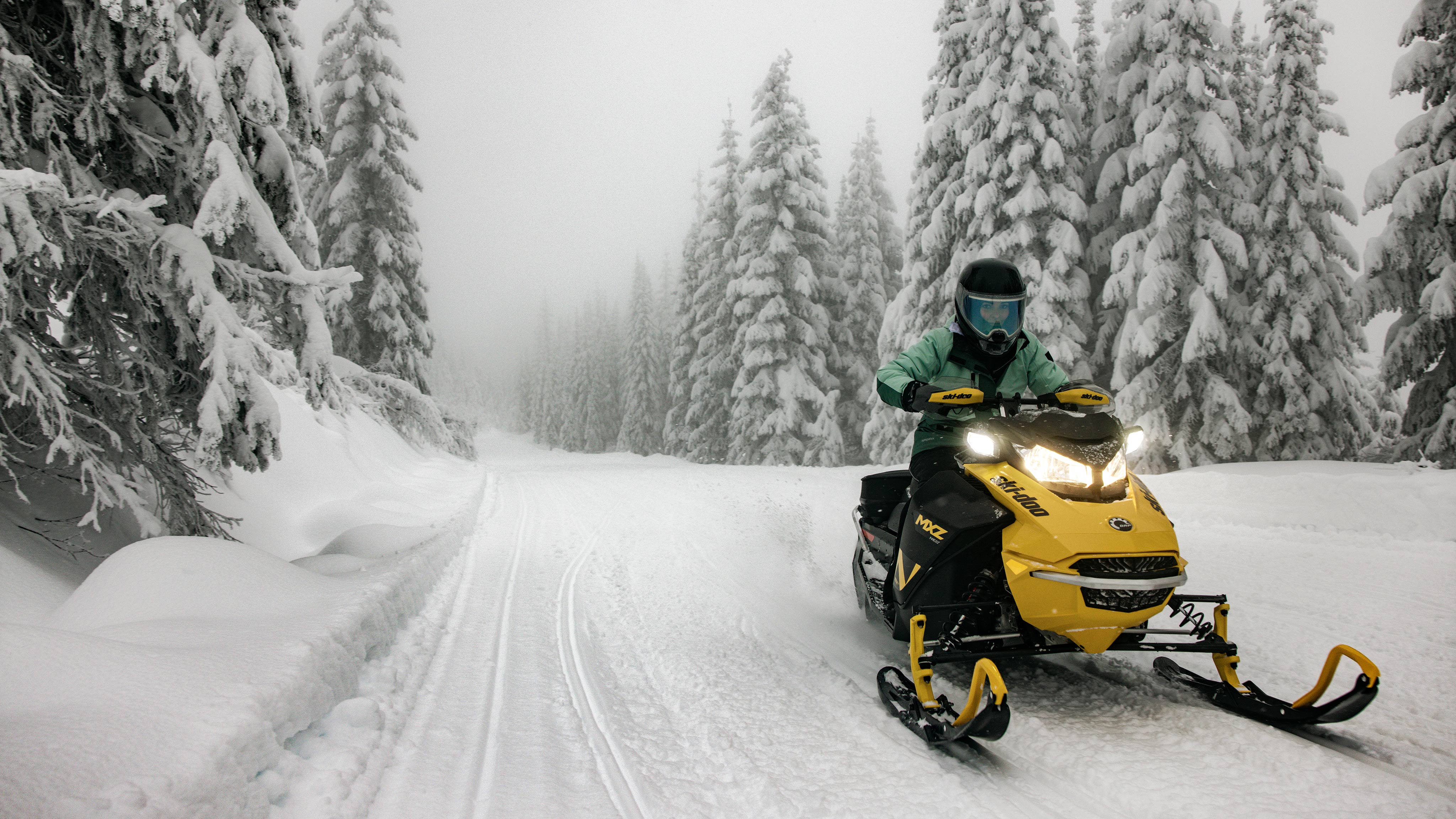 2025 Ski-Doo MXZ NEO jazdí po zasneženom traili