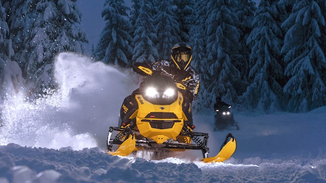 Ski-Doo trasų sniego motociklai