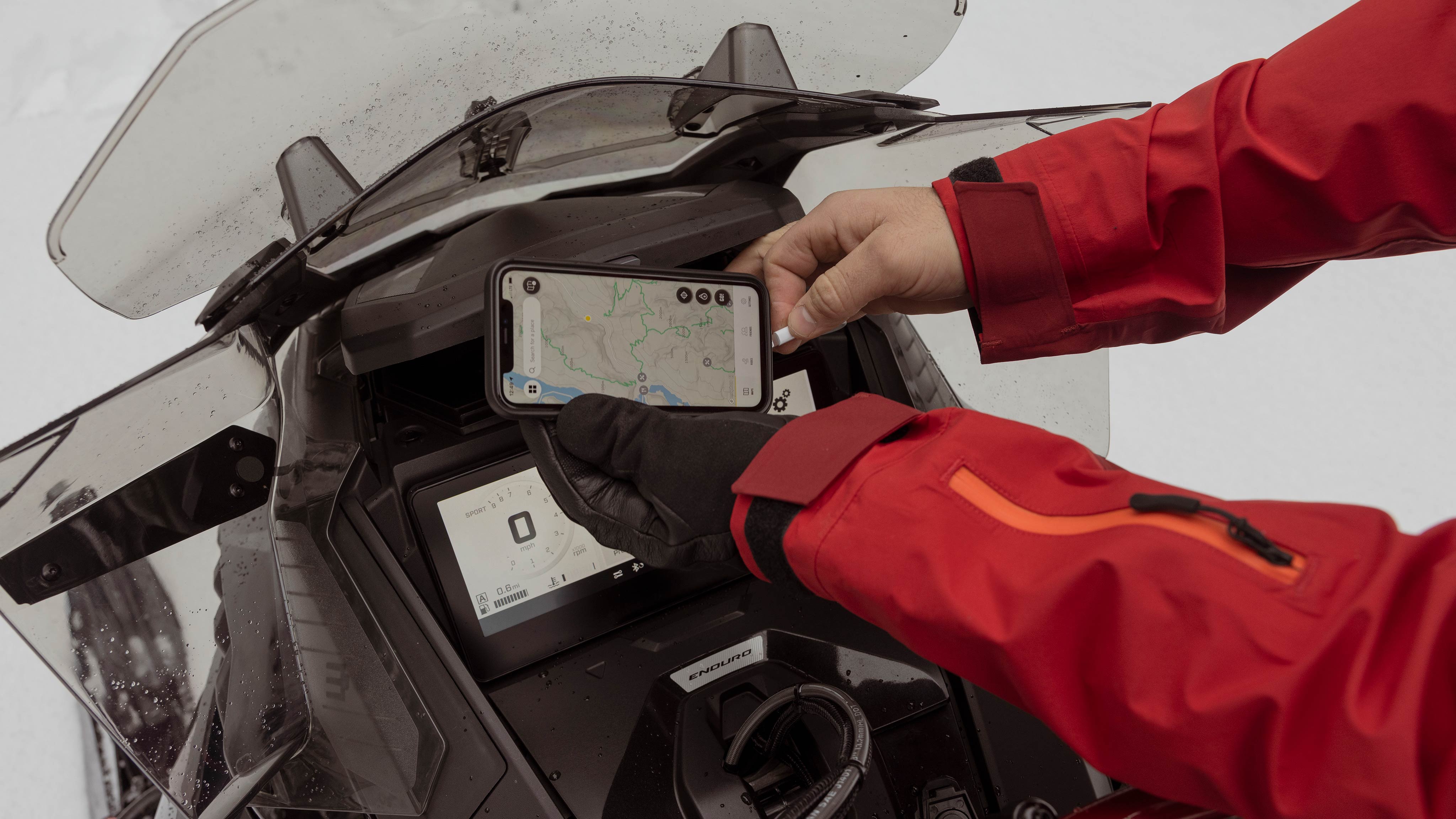 Pripájanie vášho telefónu k 10,25-palcovému dotykovému displeju 2025 Ski-Doo Renegade 